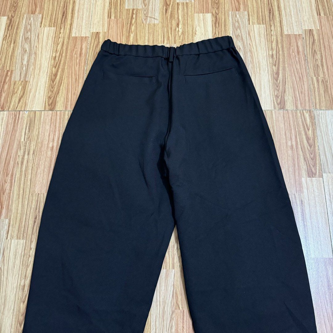 GU MEN’S WIDE CURVED PANTS (Category: Trousers) located in Manila. Submitted by thrifthing_121102 (Listing ID 1469158562, Image 3). Description: GU MEN’S WIDE CURVED PANTS •SIZE: Small •WAIST: 29-31” •LENGTH: 38” •HEM: 8.5” •COLOR: Black •CODE: Y227 •EXCELLENT CONDITION •NO ISSUES ₱599 + SF ✅All items are in excellent to new condition. ✅Color may vary due to lighting. 📦J&T Express or Lalamove Shipping. 💸Gcash Payment. 📍Moonwalk, Paranaque City