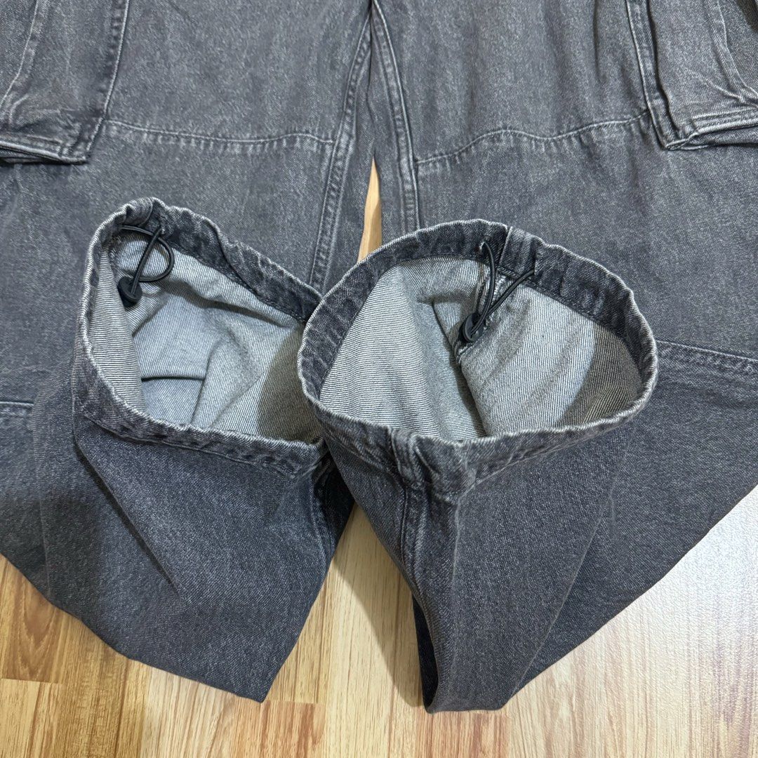 GU MEN’S WIDE STRAIGHT DENIM CARGO PANTS (Category: Jeans) located in Manila. Submitted by thrifthing_121102 (Listing ID 1469136779, Image 2). Description: GU MEN’S WIDE STRAIGHT DENIM CARGO PANTS •SIZE: XS •WAIST: 26-28” •LENGTH: 40” •HEM: 10” •COLOR: Washed Black •CODE: Y88 •EXCELLENT CONDITION •NO ISSUES ₱699 + SF ✅All items are in excellent to new condition. ✅Color may vary due to lighting. 📦J&T Express or Lalamove Shipping. 💸Gcash Payment.