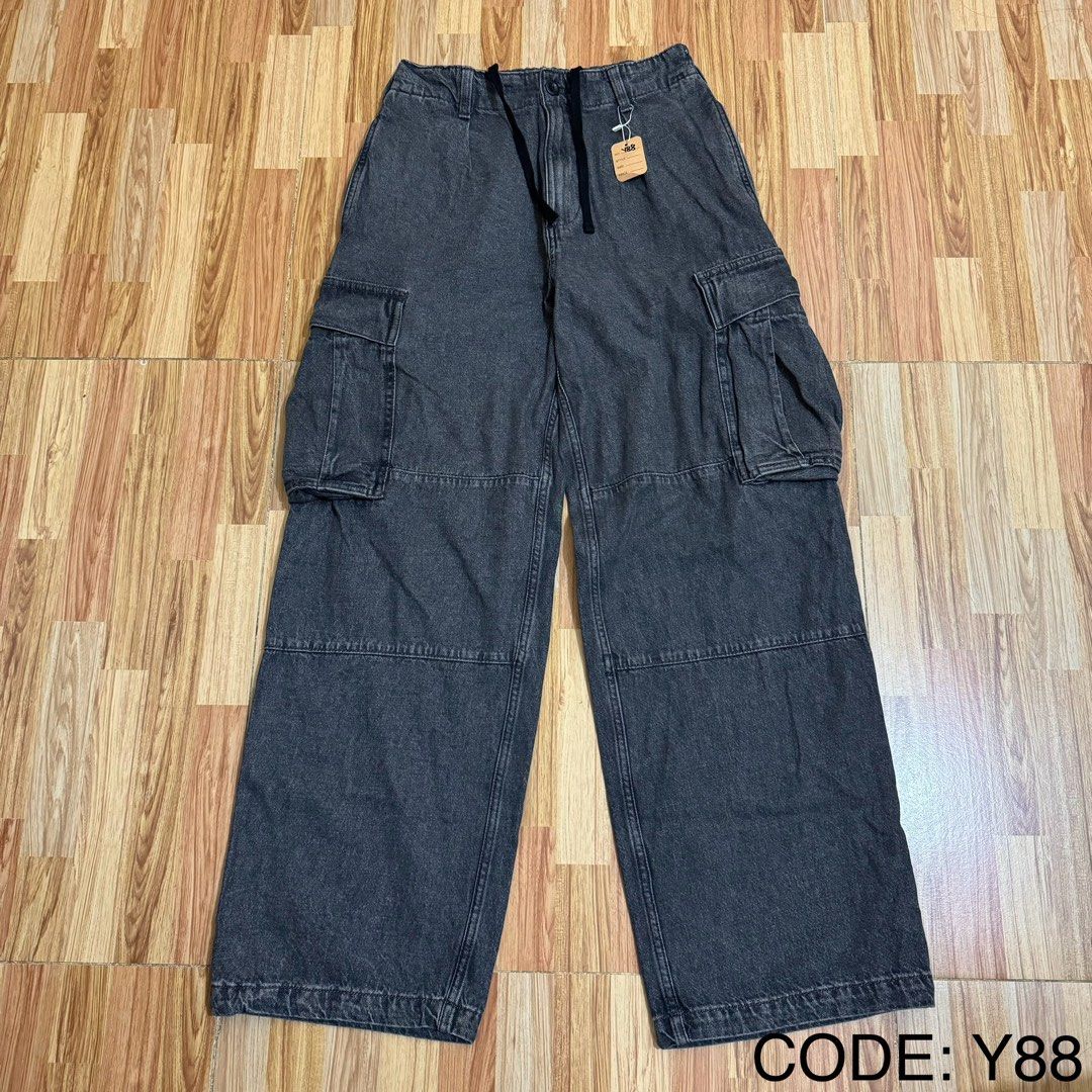 GU MEN’S WIDE STRAIGHT DENIM CARGO PANTS (Category: Jeans) located in Manila. Submitted by thrifthing_121102 (Listing ID 1469136779, Image 1). Description: GU MEN’S WIDE STRAIGHT DENIM CARGO PANTS •SIZE: XS •WAIST: 26-28” •LENGTH: 40” •HEM: 10” •COLOR: Washed Black •CODE: Y88 •EXCELLENT CONDITION •NO ISSUES ₱699 + SF ✅All items are in excellent to new condition. ✅Color may vary due to lighting. 📦J&T Express or Lalamove Shipping. 💸Gcash Payment.