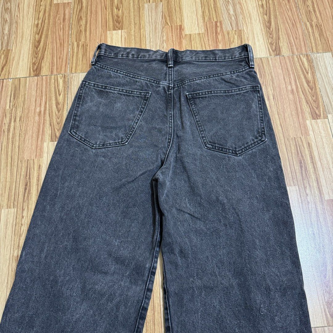 GU MEN’S WIDE STRAIGHT JEANS (Category: Jeans) located in Manila. Submitted by thrifthing_121102 (Listing ID 1469141830, Image 3). Description: GU MEN’S WIDE STRAIGHT JEANS •WAIST: 29” •LENGTH: 40” •HEM: 9.5” •COLOR: Washed Black •CODE: Y105 •EXCELLENT CONDITION •NO ISSUES ₱699 + SF ✅All items are in excellent to new condition. ✅Color may vary due to lighting. 📦J&T Express or Lalamove Shipping. 💸Gcash Payment. 📍Moonwalk, Paranaque City.