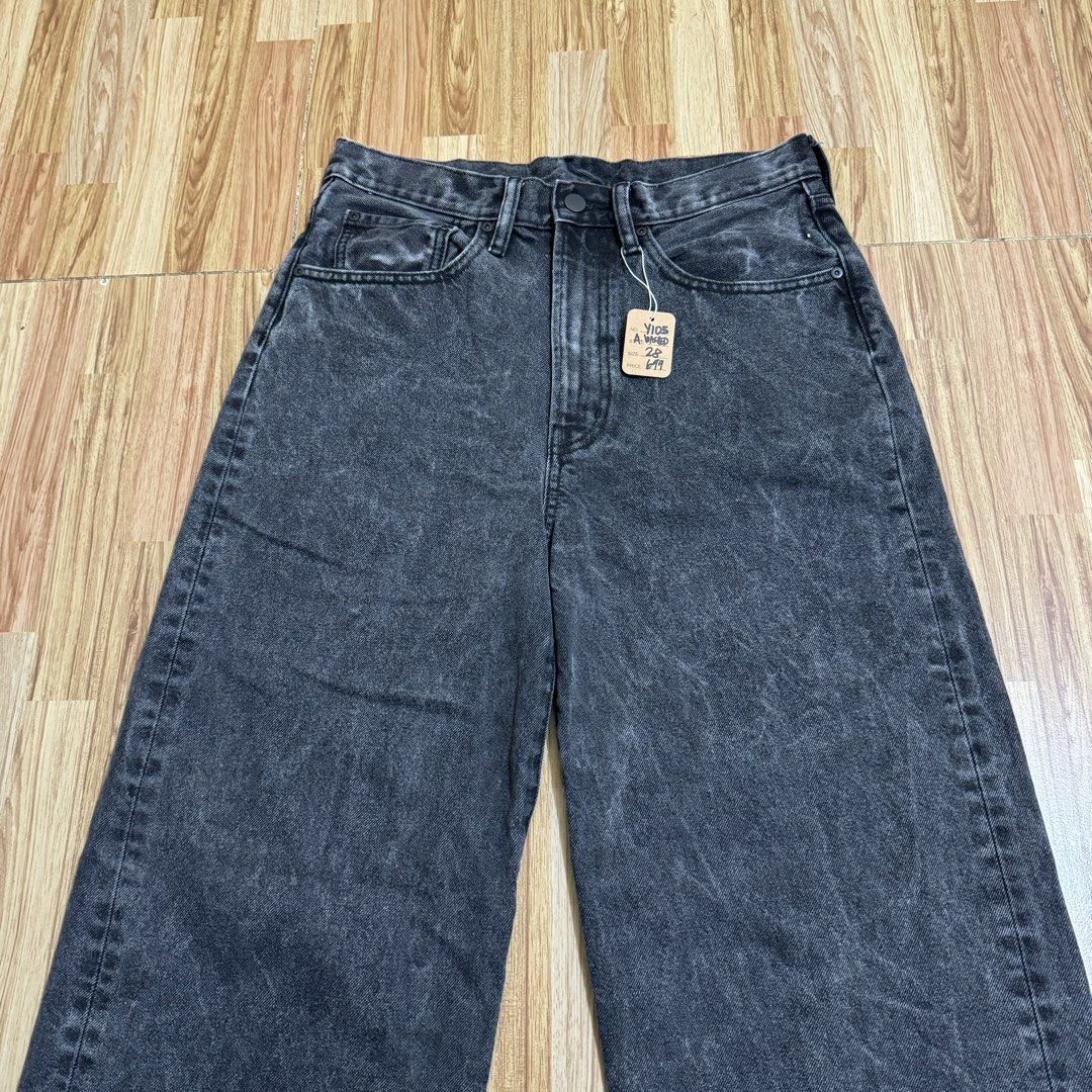 GU MEN’S WIDE STRAIGHT JEANS (Category: Jeans) located in Manila. Submitted by thrifthing_121102 (Listing ID 1469141830, Image 2). Description: GU MEN’S WIDE STRAIGHT JEANS •WAIST: 29” •LENGTH: 40” •HEM: 9.5” •COLOR: Washed Black •CODE: Y105 •EXCELLENT CONDITION •NO ISSUES ₱699 + SF ✅All items are in excellent to new condition. ✅Color may vary due to lighting. 📦J&T Express or Lalamove Shipping. 💸Gcash Payment. 📍Moonwalk, Paranaque City.