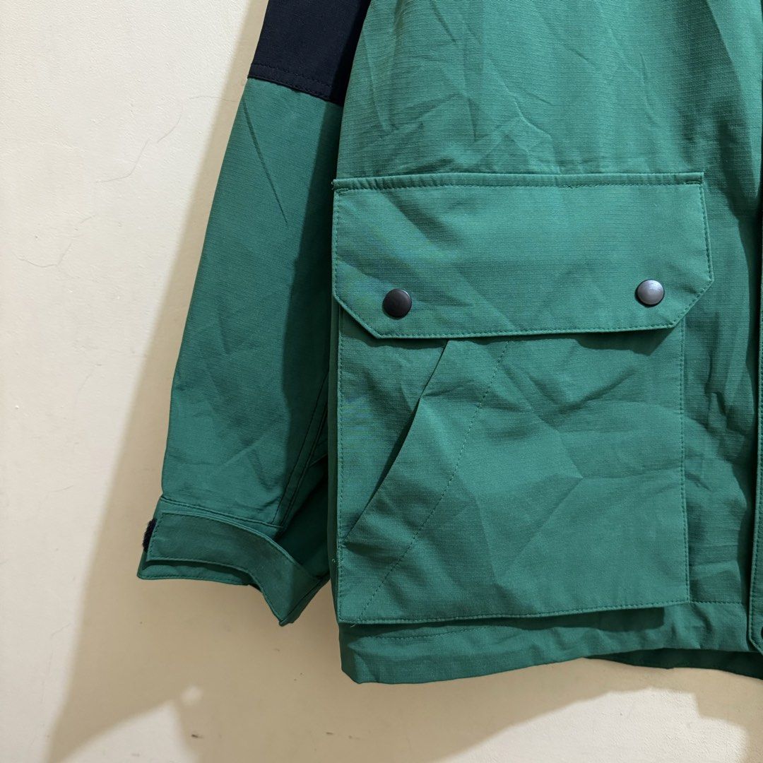 GU MEN’S WINDPROOF STAND-COLLAR MOUNTAIN PARKA (Category: Coats, Jackets and Outerwear) located in Manila. Submitted by thrifthing_121102 (Listing ID 1469156990, Image 3). Description: GU MEN’S WINDPROOF STAND-COLLAR MOUNTAIN PARKA •SIZE: Large •WIDTH: 25” •LENGTH: 29” •COLOR: Black and Green •CODE: Y190 •EXCELLENT CONDITION •NO ISSUES ₱799 + SF ✅All items are in excellent to new condition. ✅Color may vary due to lighting. 📦J&T Express or Lalamo