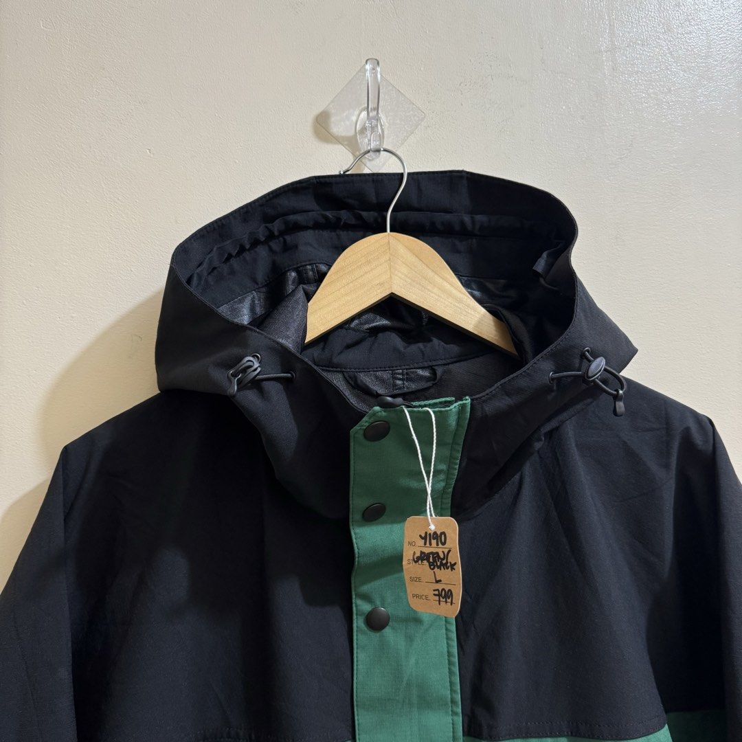 GU MEN’S WINDPROOF STAND-COLLAR MOUNTAIN PARKA (Category: Coats, Jackets and Outerwear) located in Manila. Submitted by thrifthing_121102 (Listing ID 1469156990, Image 2). Description: GU MEN’S WINDPROOF STAND-COLLAR MOUNTAIN PARKA •SIZE: Large •WIDTH: 25” •LENGTH: 29” •COLOR: Black and Green •CODE: Y190 •EXCELLENT CONDITION •NO ISSUES ₱799 + SF ✅All items are in excellent to new condition. ✅Color may vary due to lighting. 📦J&T Express or Lalamo
