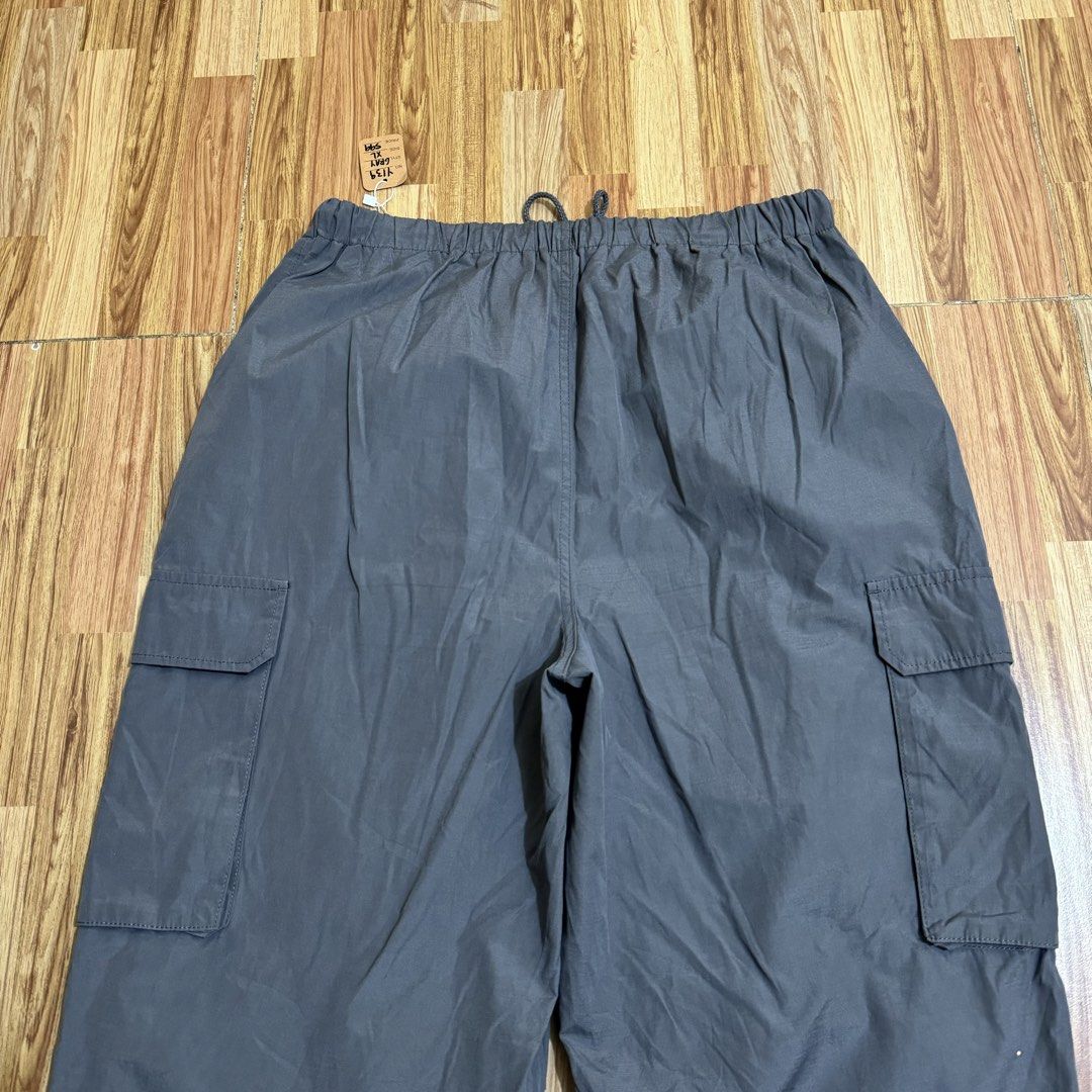 GU WOMEN’S CARGO PARACHUTE PANTS (Category: Other Bottoms) located in Manila. Submitted by thrifthing_121102 (Listing ID 1469148207, Image 3). Description: GU WOMEN’S CARGO PARACHUTE PANTS •SIZE: XL •WAIST: 30-35” •LENGTH: 40” •HEM: 9” •COLOR: Gray •CODE: Y139 •EXCELLENT CONDITION •NO ISSUES ₱599 + SF ✅All items are in excellent to new condition. ✅Color may vary due to lighting. 📦J&T Express or Lalamove Shipping. 💸Gcash Payment. 📍Moonwalk, Par