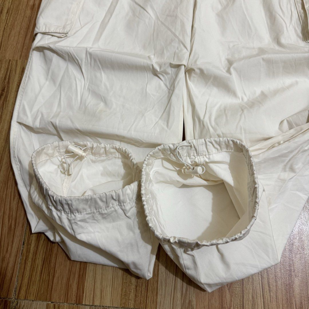 GU WOMEN’S CARGO PARACHUTE PANTS (Category: Other Bottoms) located in Manila. Submitted by thrifthing_121102 (Listing ID 1469148713, Image 2). Description: GU WOMEN’S CARGO PARACHUTE PANTS •SIZE: Medium •WAIST: 26-32” •LENGTH: 39.5” •HEM: 9” •COLOR: White •CODE: Y141 •EXCELLENT CONDITION •NO ISSUES ₱599 + SF ✅All items are in excellent to new condition. ✅Color may vary due to lighting. 📦J&T Express or Lalamove Shipping. 💸Gcash Payment. 📍Moonwa