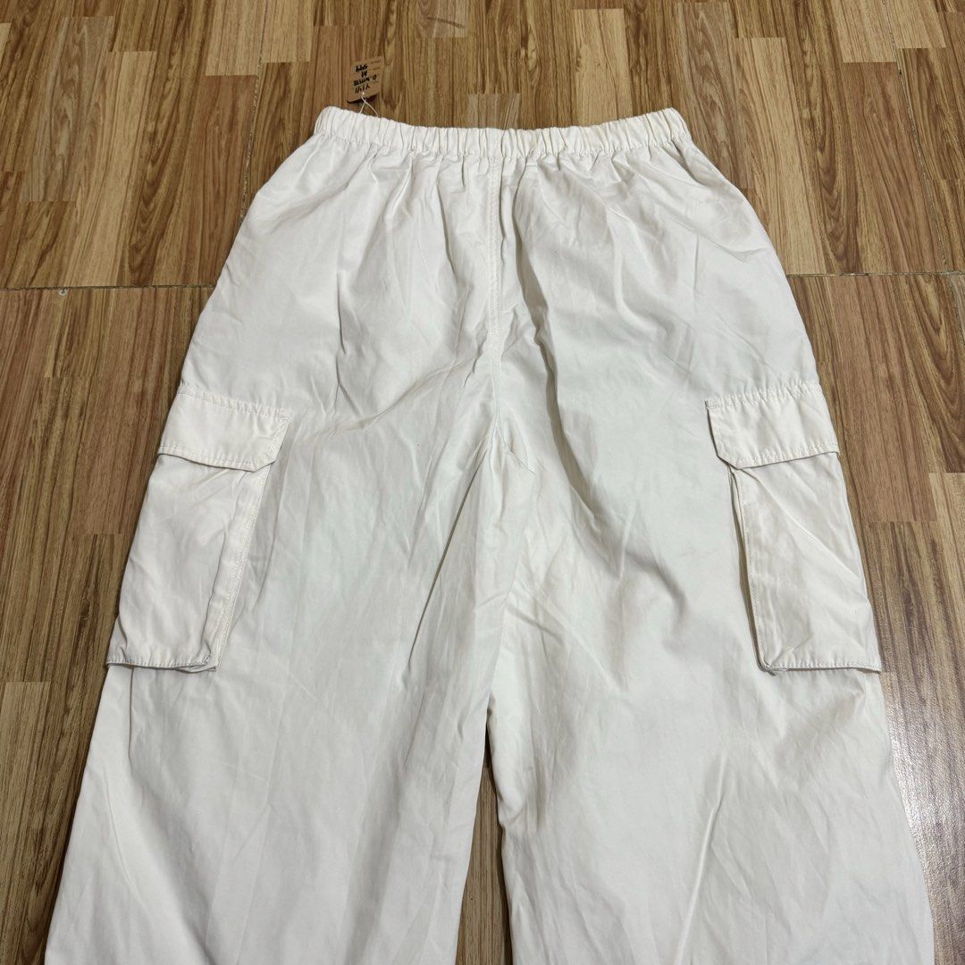 GU WOMEN’S CARGO PARACHUTE PANTS (Category: Other Bottoms) located in Manila. Submitted by thrifthing_121102 (Listing ID 1469148713, Image 3). Description: GU WOMEN’S CARGO PARACHUTE PANTS •SIZE: Medium •WAIST: 26-32” •LENGTH: 39.5” •HEM: 9” •COLOR: White •CODE: Y141 •EXCELLENT CONDITION •NO ISSUES ₱599 + SF ✅All items are in excellent to new condition. ✅Color may vary due to lighting. 📦J&T Express or Lalamove Shipping. 💸Gcash Payment. 📍Moonwa