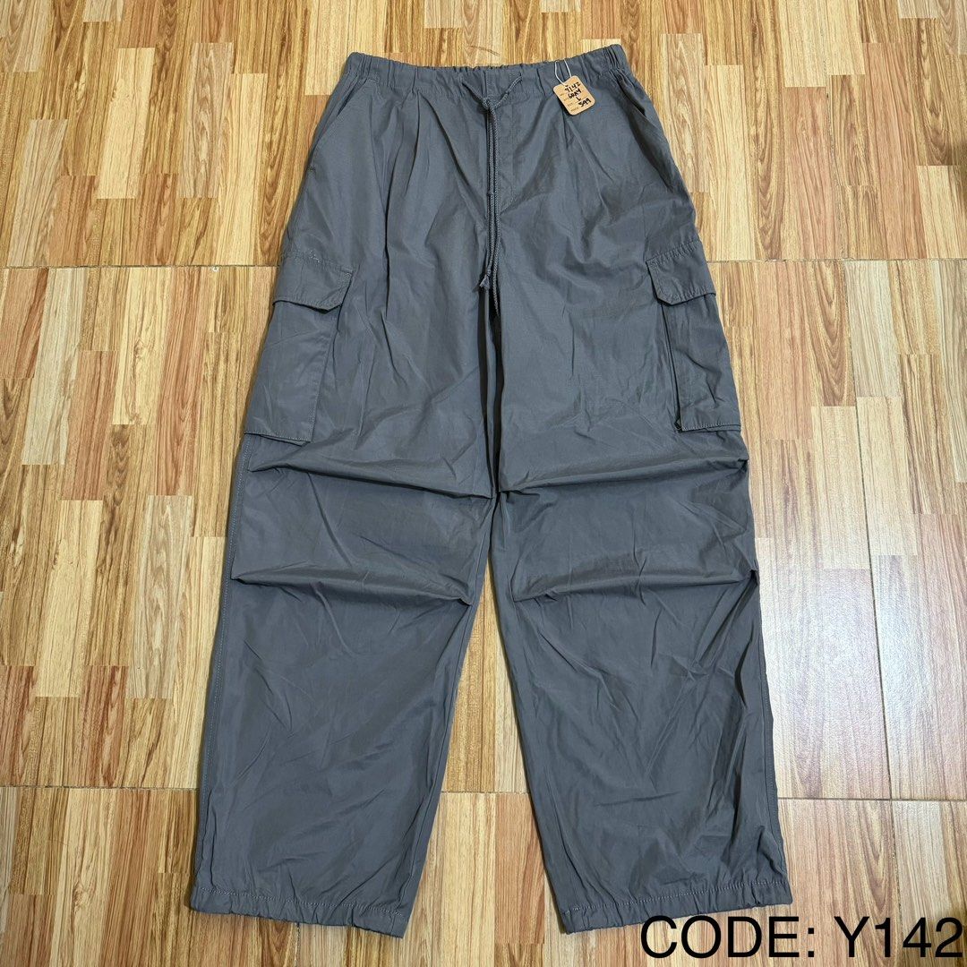 GU WOMEN’S CARGO PARACHUTE PANTS (Category: Other Bottoms) located in Manila. Submitted by thrifthing_121102 (Listing ID 1469148913, Image 1). Description: GU WOMEN’S CARGO PARACHUTE PANTS •SIZE: Large •WAIST: 28-34” •LENGTH: 39.5” •HEM: 9” •COLOR: Gray •CODE: Y142 •EXCELLENT CONDITION •NO ISSUES ₱599 + SF ✅All items are in excellent to new condition. ✅Color may vary due to lighting. 📦J&T Express or Lalamove Shipping. 💸Gcash Payment. 📍Moonwalk