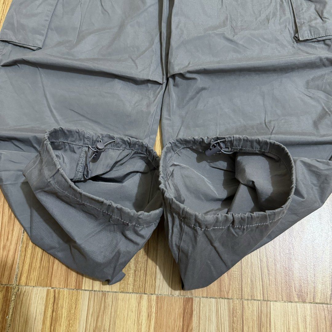 GU WOMEN’S CARGO PARACHUTE PANTS (Category: Other Bottoms) located in Manila. Submitted by thrifthing_121102 (Listing ID 1469148913, Image 2). Description: GU WOMEN’S CARGO PARACHUTE PANTS •SIZE: Large •WAIST: 28-34” •LENGTH: 39.5” •HEM: 9” •COLOR: Gray •CODE: Y142 •EXCELLENT CONDITION •NO ISSUES ₱599 + SF ✅All items are in excellent to new condition. ✅Color may vary due to lighting. 📦J&T Express or Lalamove Shipping. 💸Gcash Payment. 📍Moonwalk