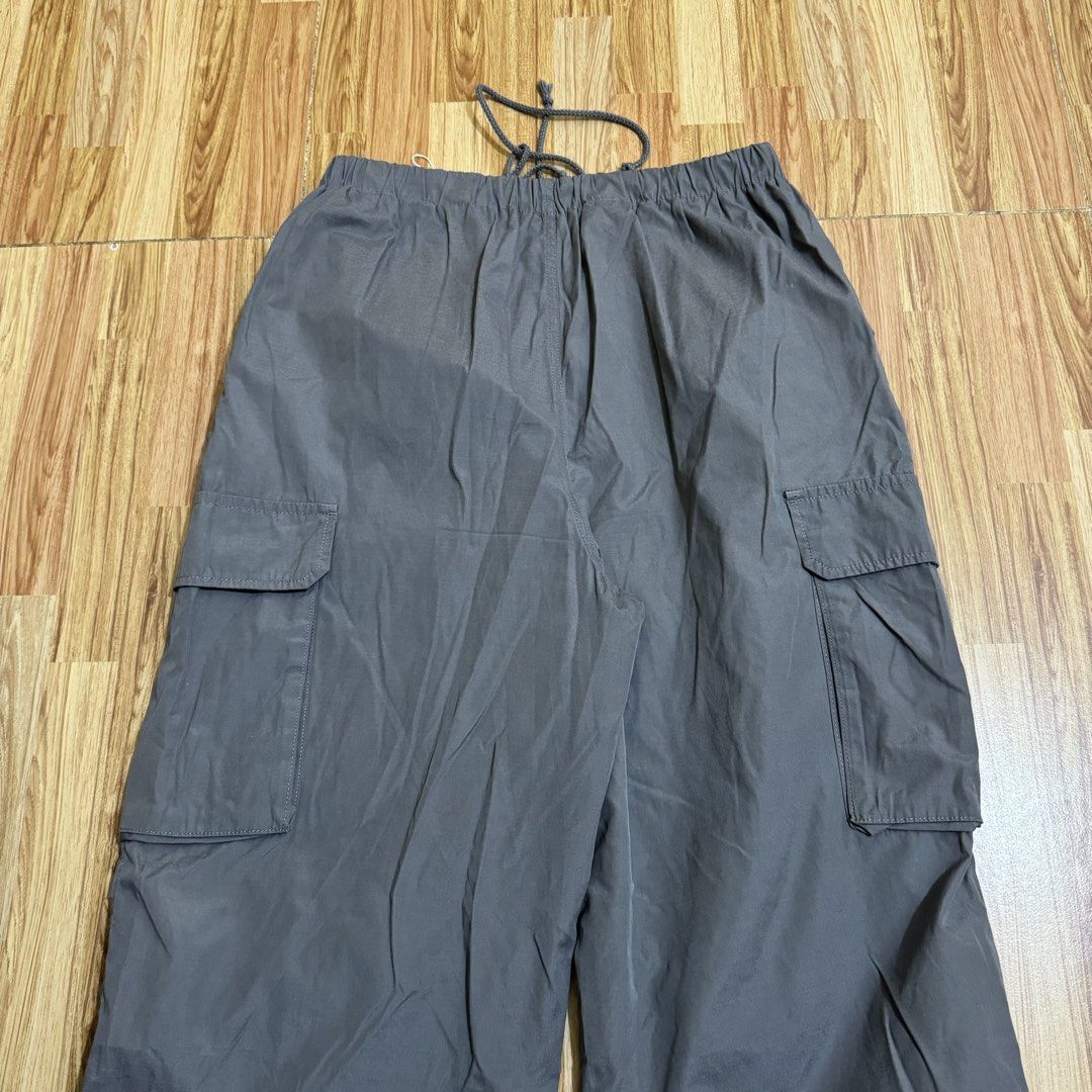 GU WOMEN’S CARGO PARACHUTE PANTS (Category: Other Bottoms) located in Manila. Submitted by thrifthing_121102 (Listing ID 1469148913, Image 3). Description: GU WOMEN’S CARGO PARACHUTE PANTS •SIZE: Large •WAIST: 28-34” •LENGTH: 39.5” •HEM: 9” •COLOR: Gray •CODE: Y142 •EXCELLENT CONDITION •NO ISSUES ₱599 + SF ✅All items are in excellent to new condition. ✅Color may vary due to lighting. 📦J&T Express or Lalamove Shipping. 💸Gcash Payment. 📍Moonwalk