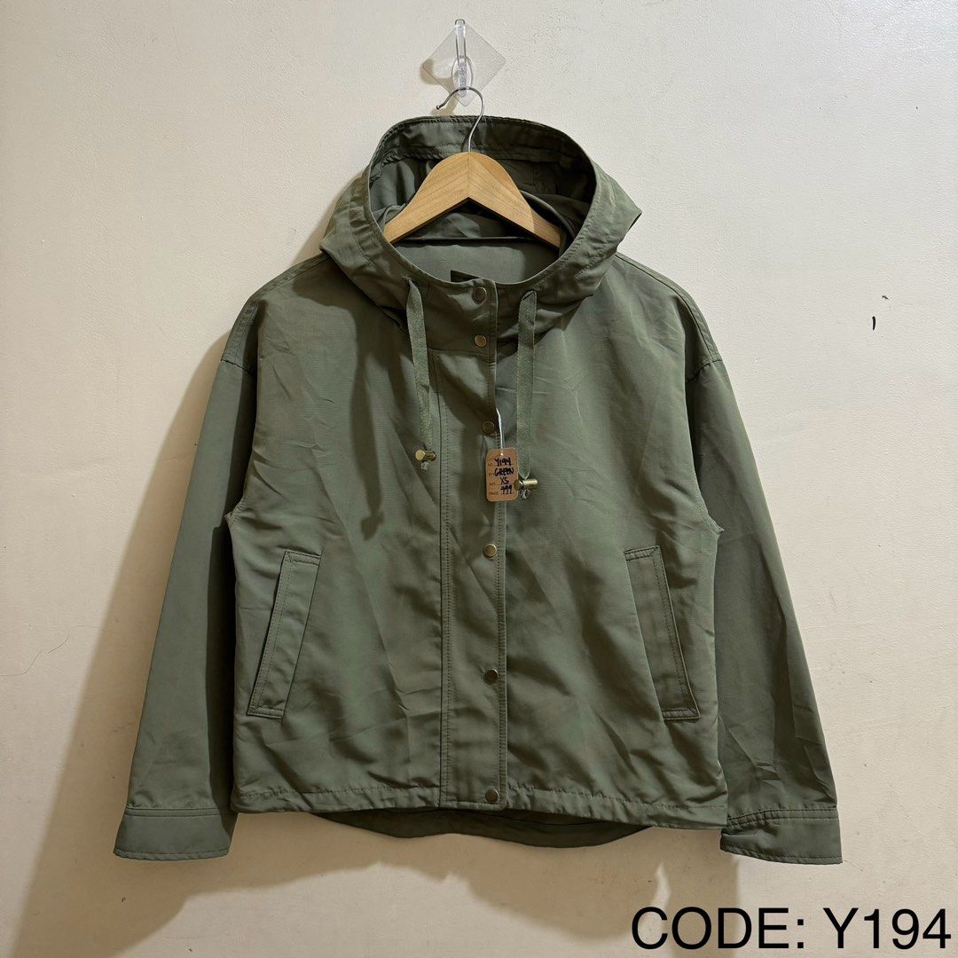 GU WOMEN’S MOUNTAIN PARKA (Category: Coats, Jackets and Outerwear) located in Manila. Submitted by thrifthing_121102 (Listing ID 1469157238, Image 1). Description: GU WOMEN’S MOUNTAIN PARKA •SIZE: XS •WIDTH: 19” •LENGTH: 22” •COLOR: Green •CODE: Y194 •EXCELLENT CONDITION •NO ISSUES ₱799 + SF ✅All items are in excellent to new condition. ✅Color may vary due to lighting. 📦J&T Express or Lalamove Shipping. 💸Gcash Payment. 📍Moonwalk, Paranaque Cit