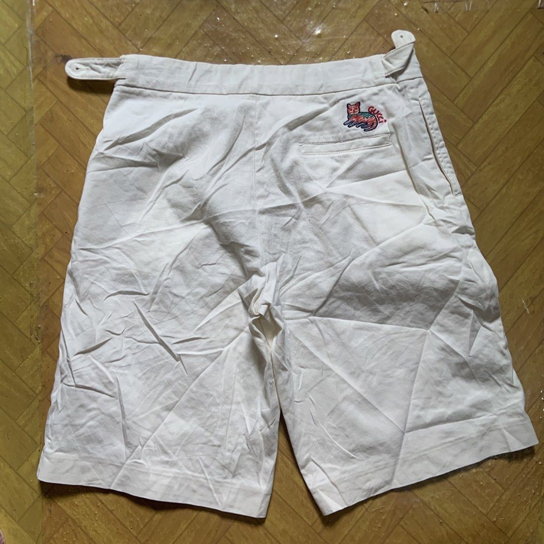 Gucci White short Size 8 (Category: Shorts) located in Tabaco. Submitted by bayhust (Listing ID 1468954275, Image 1). Description: 26x17x9.5 excellent 9.9/10 color rate missing waist tag - Brand: Gucci - Color: Clean White - Size: Tagged Size 8 - Material: Lightweight fabric - Features: Classic tailored construction, button waist closure, inner care labels - Condition: Excellent basic luxury piece.