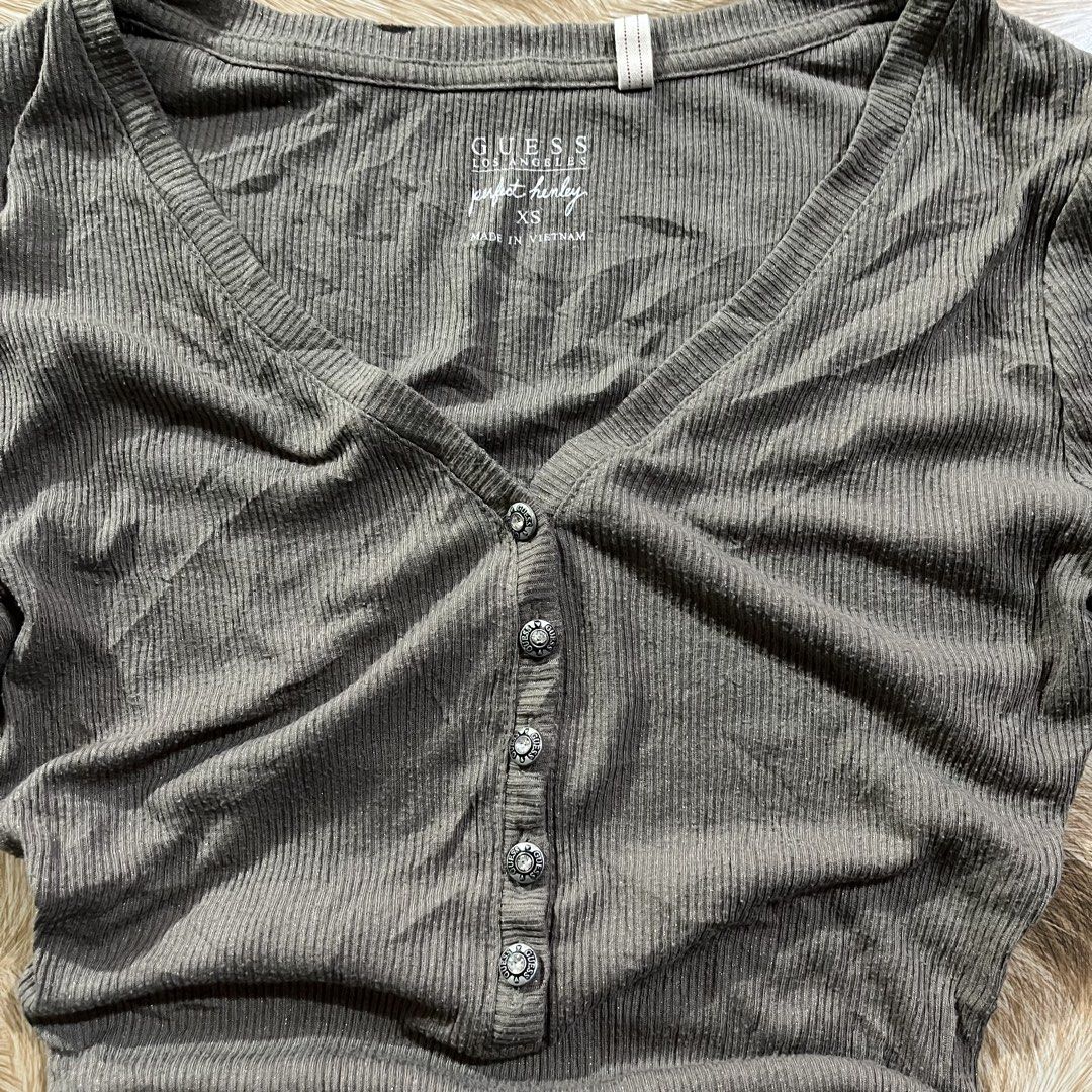 Guess Henley Top (Category: Longsleeves) located in Sipalay. Submitted by trustmeyoullbefine (Listing ID 1469024010, Image 2). Description: Size xs good as new Minimal lints lang Need wash.