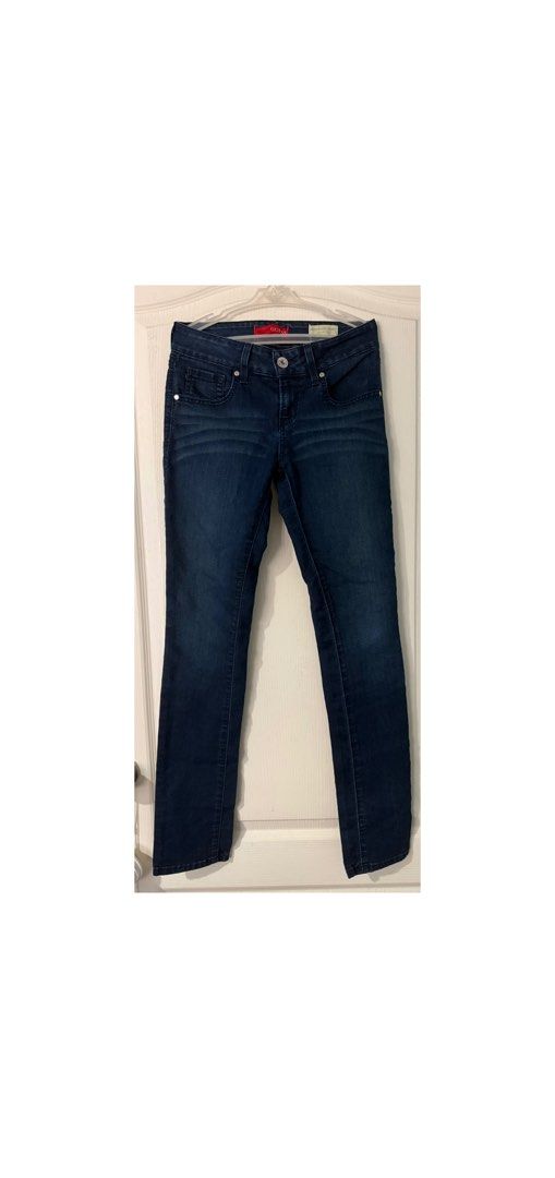 Guess Medium Rise Jeans (Category: Jeans) located in Legazpi City. Submitted by alyblueberyl (Listing ID 1468964647, Image 1). Description: .