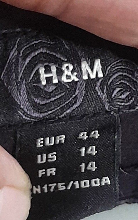 H & M Black Dress (Category: Dresses) located in Batangas. Submitted by norskieshoppe (Listing ID 1468997456, Image 2). Description: semi - large- large 9/10 color condition nice fit7.