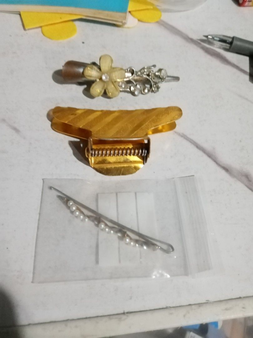 Hair clips (Category: Accessory Holder, Box & Organizers) located in Caloocan City. Submitted by 4kidsstore (Listing ID 1469159957, Image 1). Description: .