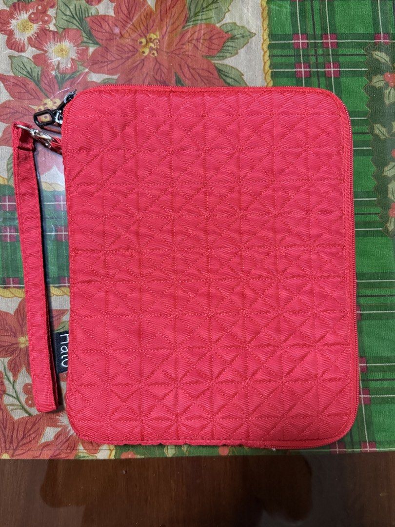 Halo Laptops case 10” (Category: Cases & Sleeves) located in San Pedro. Submitted by lovedbymeclothes (Listing ID 1469018882, Image 2). Description: .