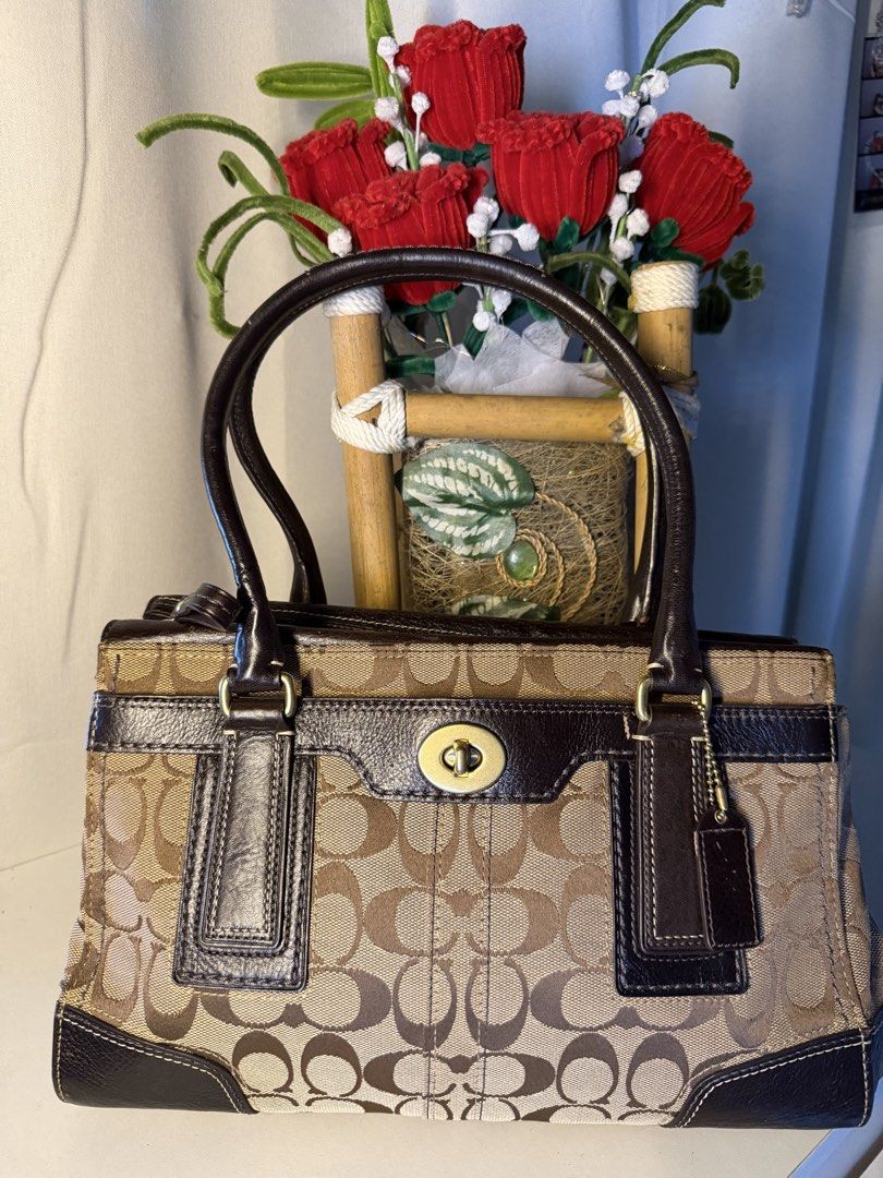 hampton turnlock (Category: Shoulder Bags) located in Manila. Submitted by chic_coach (Listing ID 1468977666, Image 1). Description: .