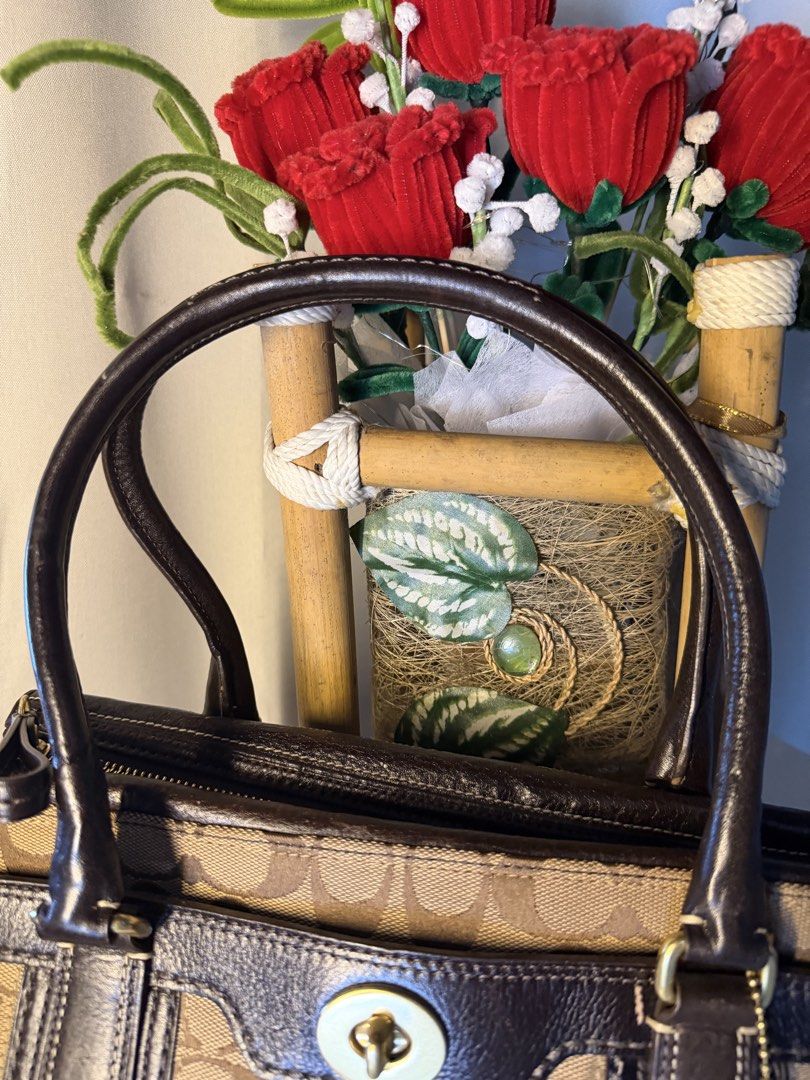 hampton turnlock (Category: Shoulder Bags) located in Manila. Submitted by chic_coach (Listing ID 1468977666, Image 3). Description: .