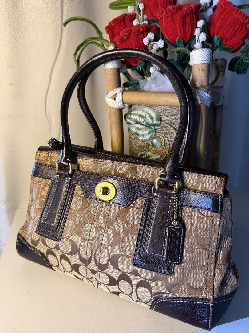 hampton turnlock (Category: Shoulder Bags) located in Manila. Submitted by chic_coach (Listing ID 1468977666, Image 2). Description: .