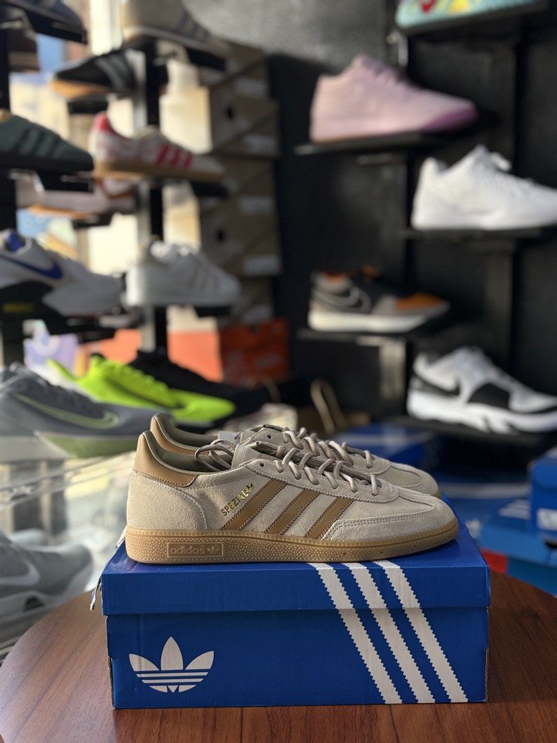 Handball Spezial Beige (Category: Sneakers) located in Cavite. Submitted by jairo13 (Listing ID 1468986768, Image 1). Description: Handball Spezial Beige 11us | Brandnew ₱2,995.00 Ig&Fb: ShoesoleCavite 📍Silang,Cavite 🚚Jrs / Lbc / Lalamove 💵Gcash / Gotyme / Bdo We accept card payment & QR Ph We buy profitable pairs 24/7. Dm for appraisal Store Open Hours: 12Pm - 7PM Gmaps/Waze: ShoesoleCavite.