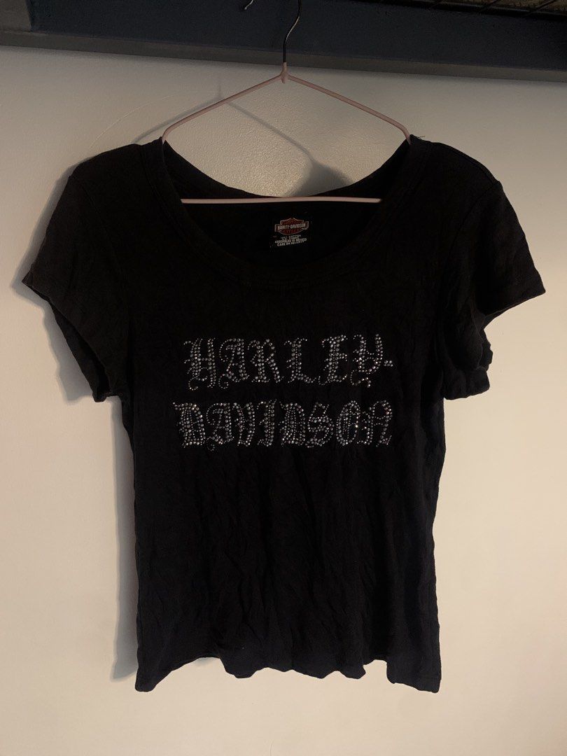 Harley-Davidson Rhinestone Logo Black T-Shirt Medium (Category: Shirts) located in Andop. Submitted by isha.ae (Listing ID 1468978826, Image 2). Description: - Authentic Harley-Davidson black graphic tee - Size: Medium - Eye-catching rhinestone lettering on the front - Scoop neckline with short sleeves - Material: 100% soft cotton - Care: Machine wash cold on delicate cycle - Condition: Excellent, with original De-lux merchandise tag - HD JAPAN.