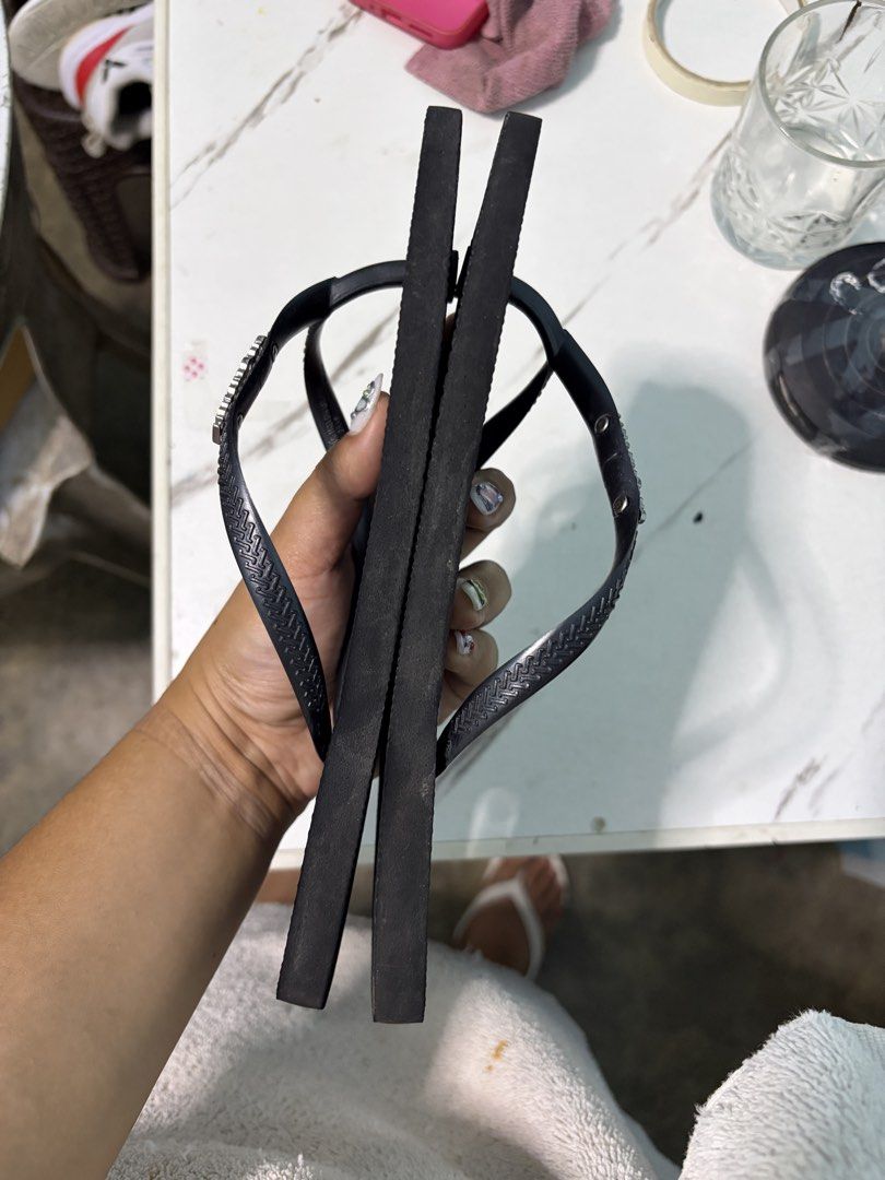 Havaianas Black Square Toe Flip Flops Size 39-40 (Category: Slippers and slides) located in Malolos. Submitted by its_marychrist (Listing ID 1469100567, Image 3). Description: - Brand: Havaianas - Color: Classic Black - Style: Trendy square toe design - Size: US 9/10 | EUR 41/42 | BR 39-40 - Condition: Pre-loved, normal dirt/wear on soles, straps and studs are 100% intact - Features: Textured footbed for non-slip comfort, iconic branded straps - 