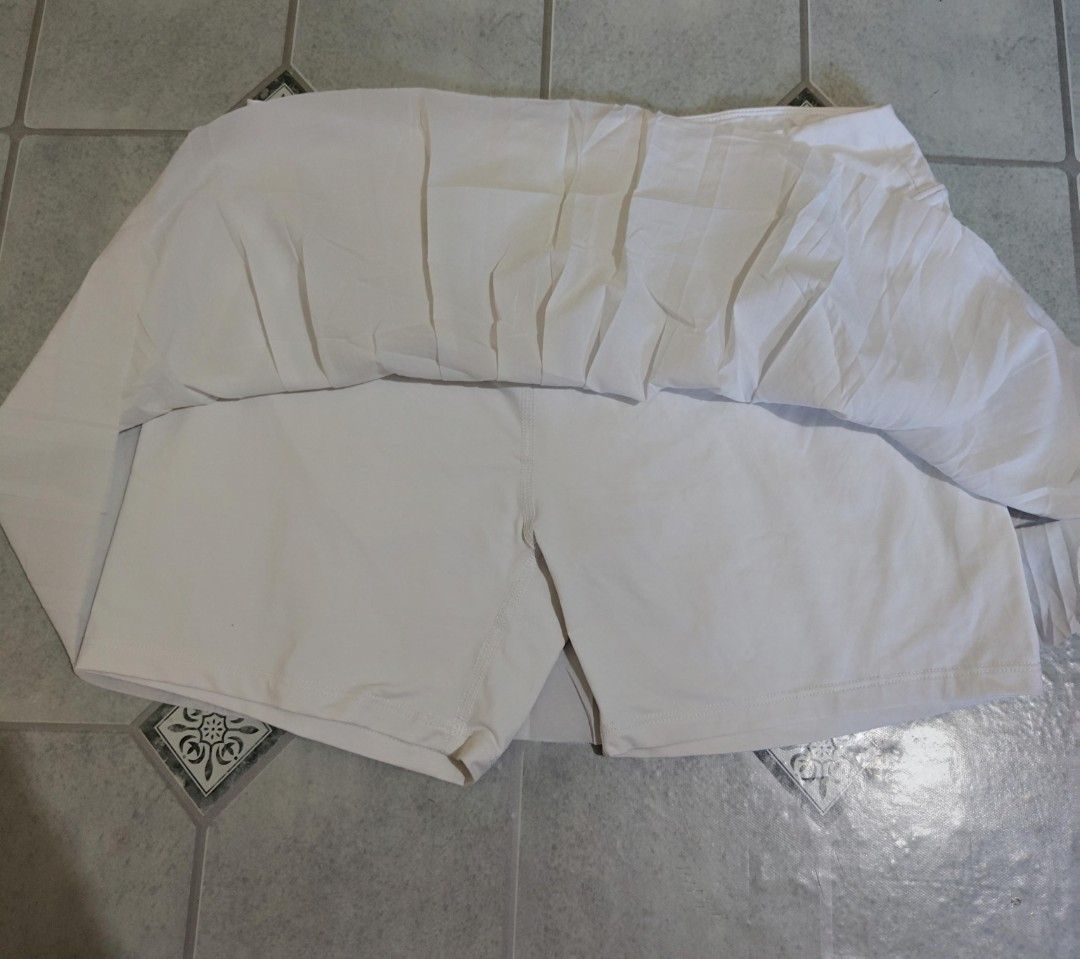 Head (Category: Skirts) located in Mandaue City. Submitted by prekfinds (Listing ID 1468991179, Image 3). Description: Head Performance Skort White pleated Elastic waistband, lightweight technical fabric, quick-drying properties, and integrated inner shorts. As new condition Size:Medium on tag Dimes:28-30W x 12.5L No issue.