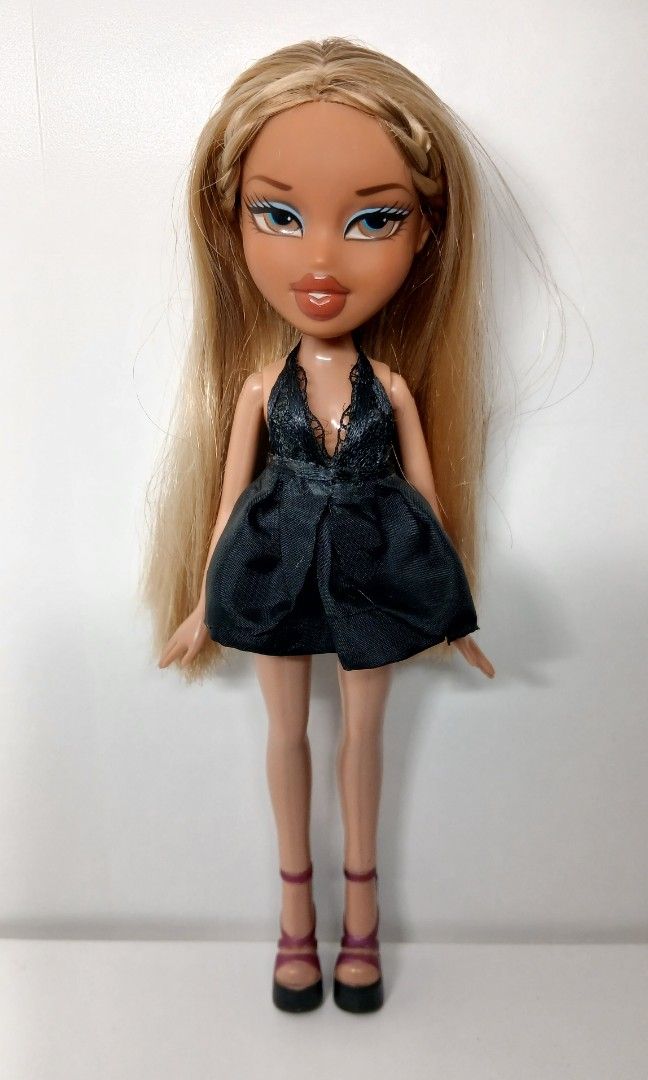(Hearing offers) Bratz BTS Cloe (Category: Kids Toys) located in Manila. Submitted by m.tsie (Listing ID 1468935914, Image 2). Description: Brat Back to School cloe hearing offers - Wysiwyg including outfit from J'adore highest offer currently: 10k.