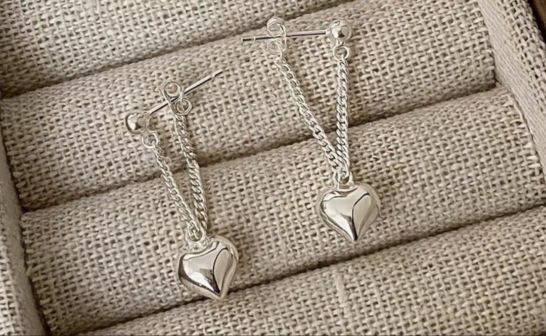 Heart dangling earrings (Category: Earrings) located in Manila. Submitted by vintageaccessories (Listing ID 1469067899, Image 2). Description: .