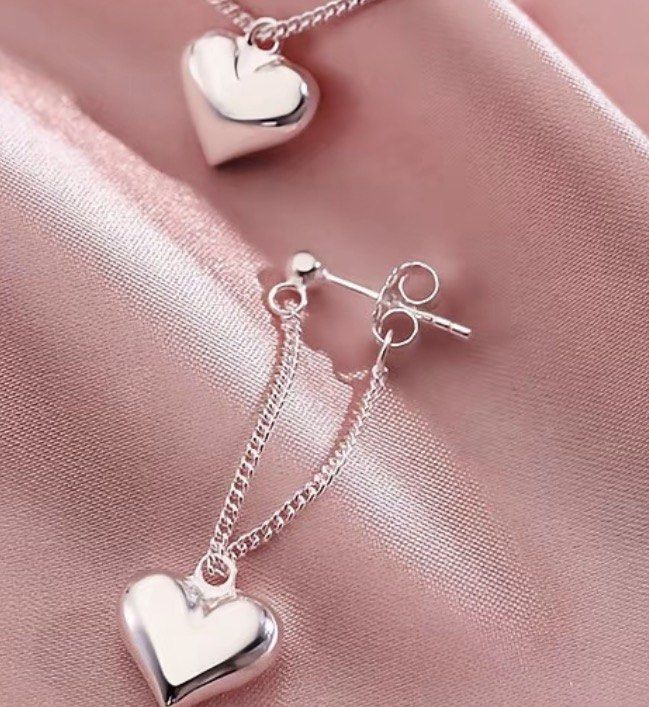 Heart dangling earrings (Category: Earrings) located in Manila. Submitted by vintageaccessories (Listing ID 1469067899, Image 1). Description: .