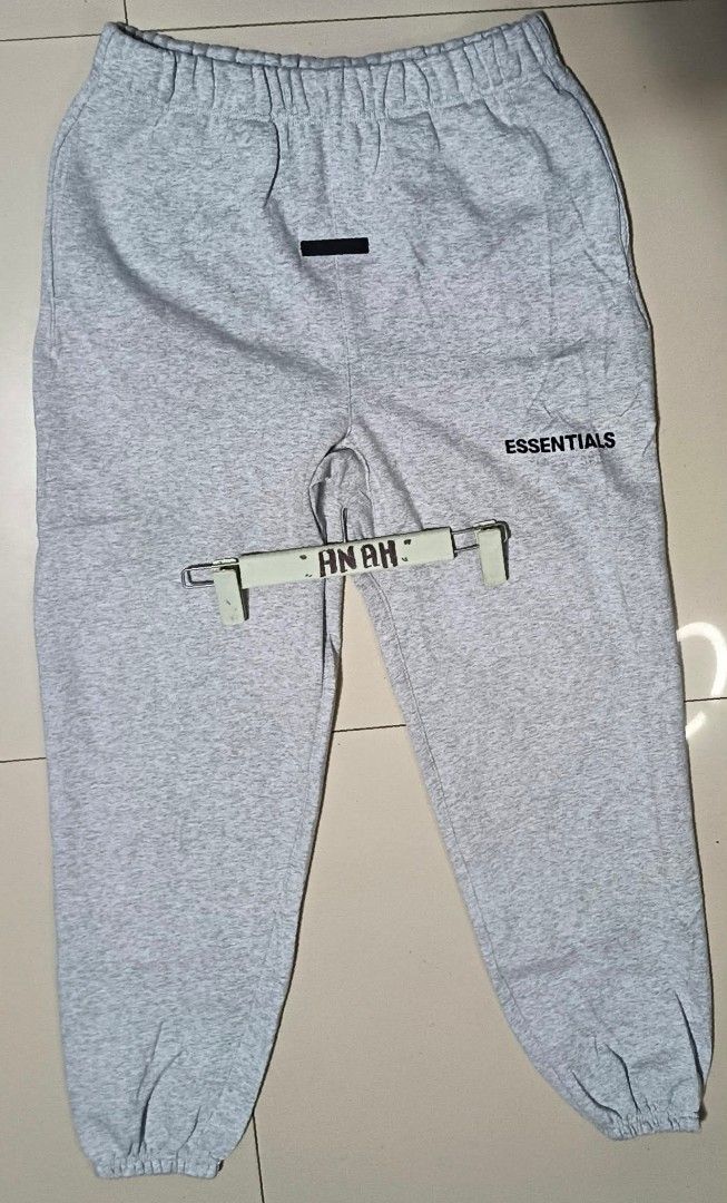 Heather Grey Sweatpants (Category: Joggers) located in Valenzuela. Submitted by AnahThrift (Listing ID 1469062225, Image 3). Description: New Arrival ❗❗❗ 👉Very Good condition 👍 👉 MOP:: Palawan/Cebuana/Gcash 👉 Courier:: Lalamove/MCFA/LBC/J&T 👉 Location:: Karuhatan, Valenzuela City 👉Salamat po ᥬ😊᭄🙏❣️.