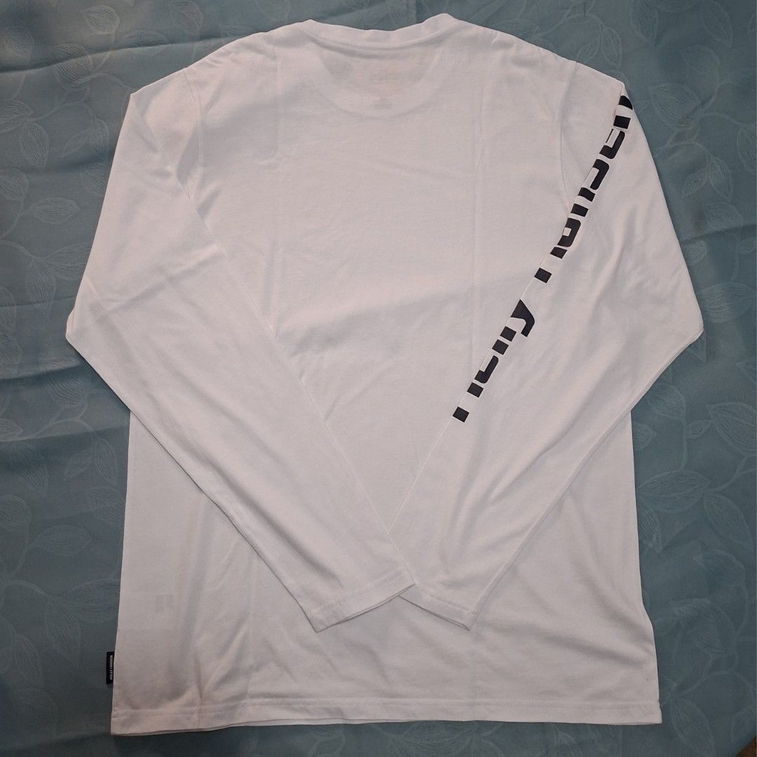 Helly Hansen Long Sleeve Letter Tee (Category: Tshirts & Polo Shirts ) located in Pasig City. Submitted by mxandme (Listing ID 1469108357, Image 2). Description: Helly Hansen White Long Sleeve Letter Tee Material: 100% Cotton Size: Medium (Regular Fit) / Specifications (actual measurements may vary): Chest - 21 in Length - 29.5 in Sleeve - 26.5 in Location: Pasig City MOP: Gcash, Bank Transfer MOD: LBC, Lalamove Buyer shoulders shipping fee..