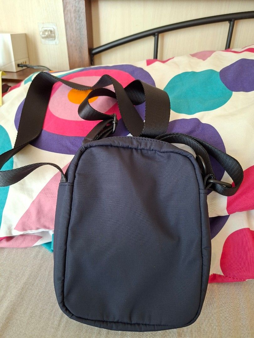 Hilfiger Sling Bag (Category: Cross-body Bags) located in San Pablo. Submitted by ninojr (Listing ID 1468950997, Image 2). Description: brandnew Hilfiger Sling Bag.