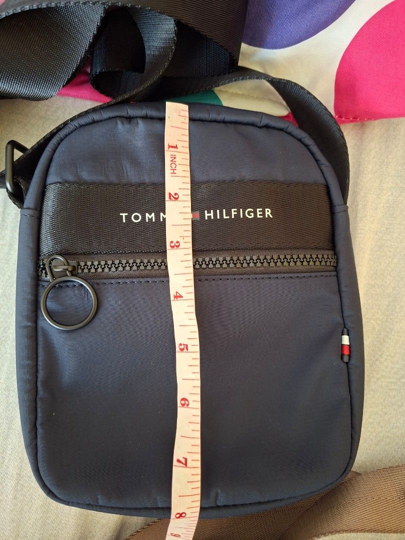 Hilfiger Sling Bag (Category: Cross-body Bags) located in San Pablo. Submitted by ninojr (Listing ID 1468950997, Image 3). Description: brandnew Hilfiger Sling Bag.