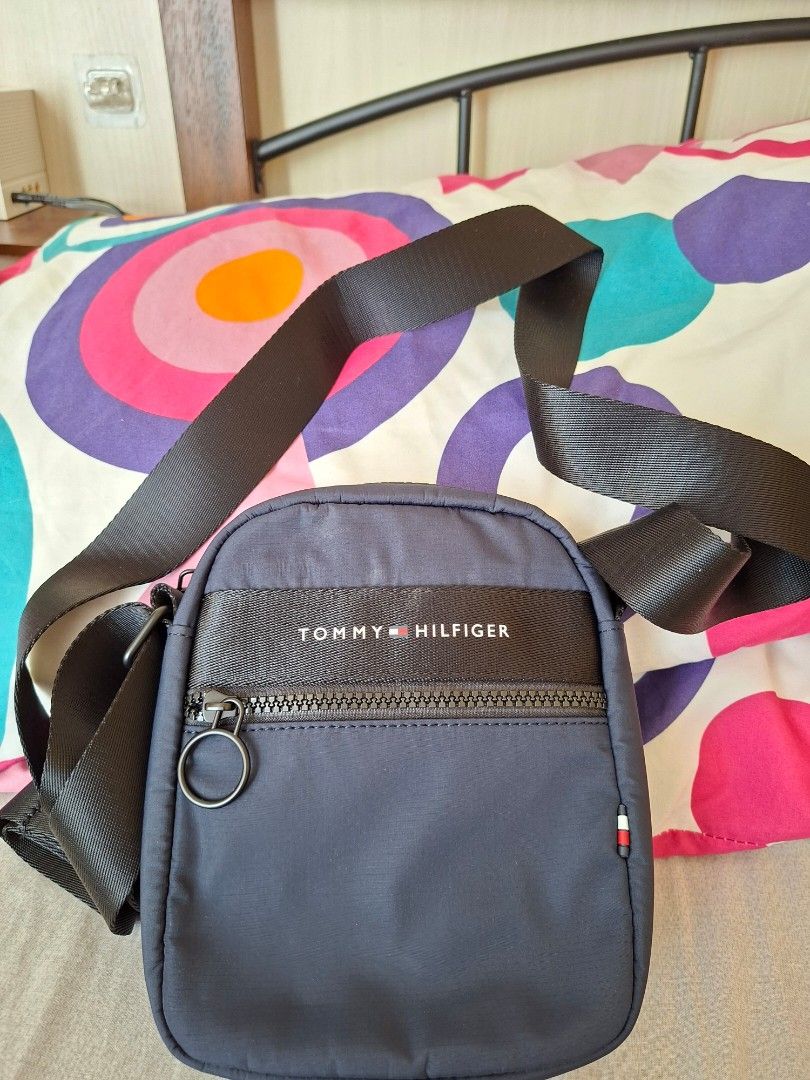 Hilfiger Sling Bag (Category: Cross-body Bags) located in San Pablo. Submitted by ninojr (Listing ID 1468950997, Image 1). Description: brandnew Hilfiger Sling Bag.