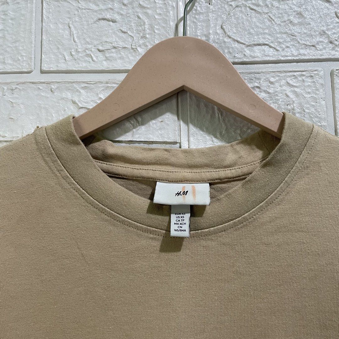 H&M (Category: Tshirts & Polo Shirts ) located in Taguig. Submitted by thriftstar2 (Listing ID 1468935709, Image 3). Description: W 19 L 25 Size XS but can fit S and M Color rate: 10/10 Good condition No issue.