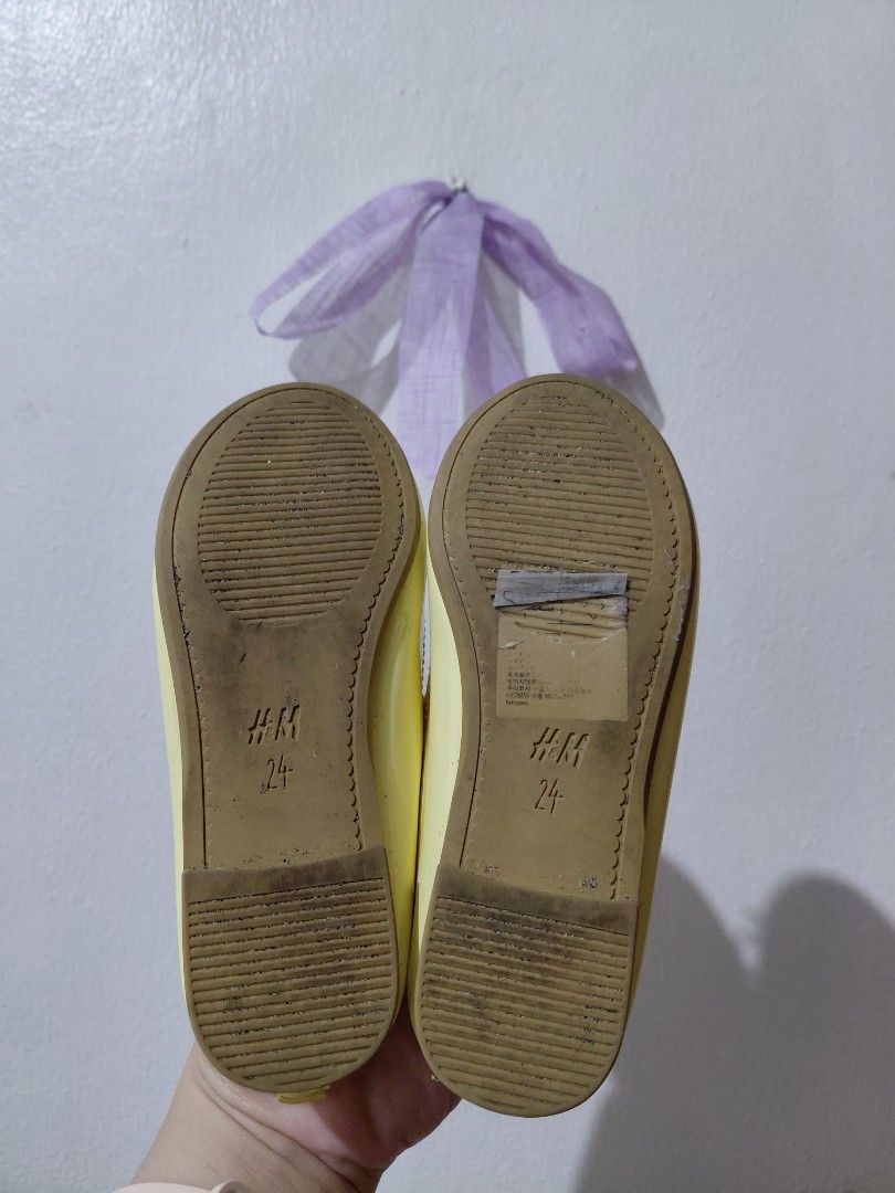 H&M Baby Ballet Flats (Category: Babies & Kids Fashion) located in Tarlac. Submitted by wornwardrobe (Listing ID 1469161067, Image 2). Description: Size 24 Needs cleaning Kindly note that all items are stored at my parents’ house and not on hand. Retrieval takes up to 2 weeks before shipping. Please purchase only if you’re okay with the wait. Message me to check the next available shipping date! Thank you!.