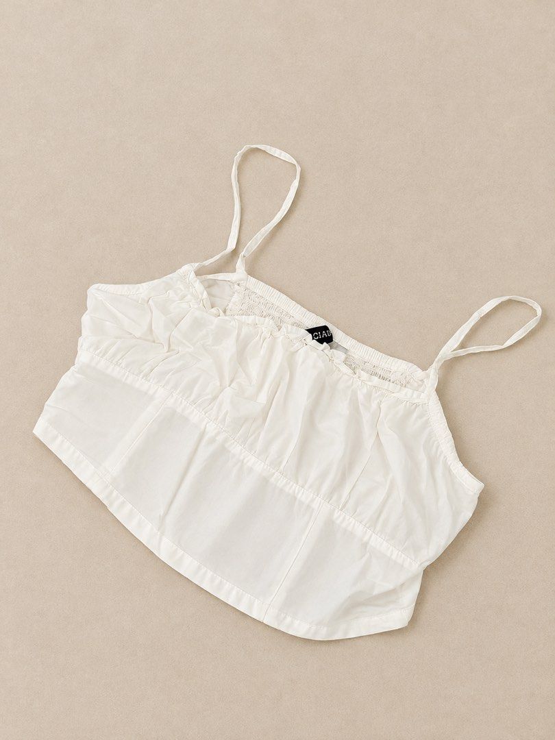 H&M Basic White Top (Category: Blouses) located in Manila. Submitted by lexiandco.ph (Listing ID 1469057582, Image 1). Description: .