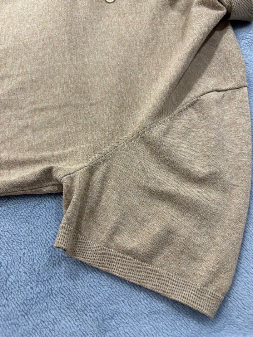 H&M Beige Polo (Category: Tshirts & Polo Shirts ) located in Alburquerque. Submitted by ukay_ni_edgar (Listing ID 1469024641, Image 3). Description: Neutral beige H&M polo for that timeless, understated look .