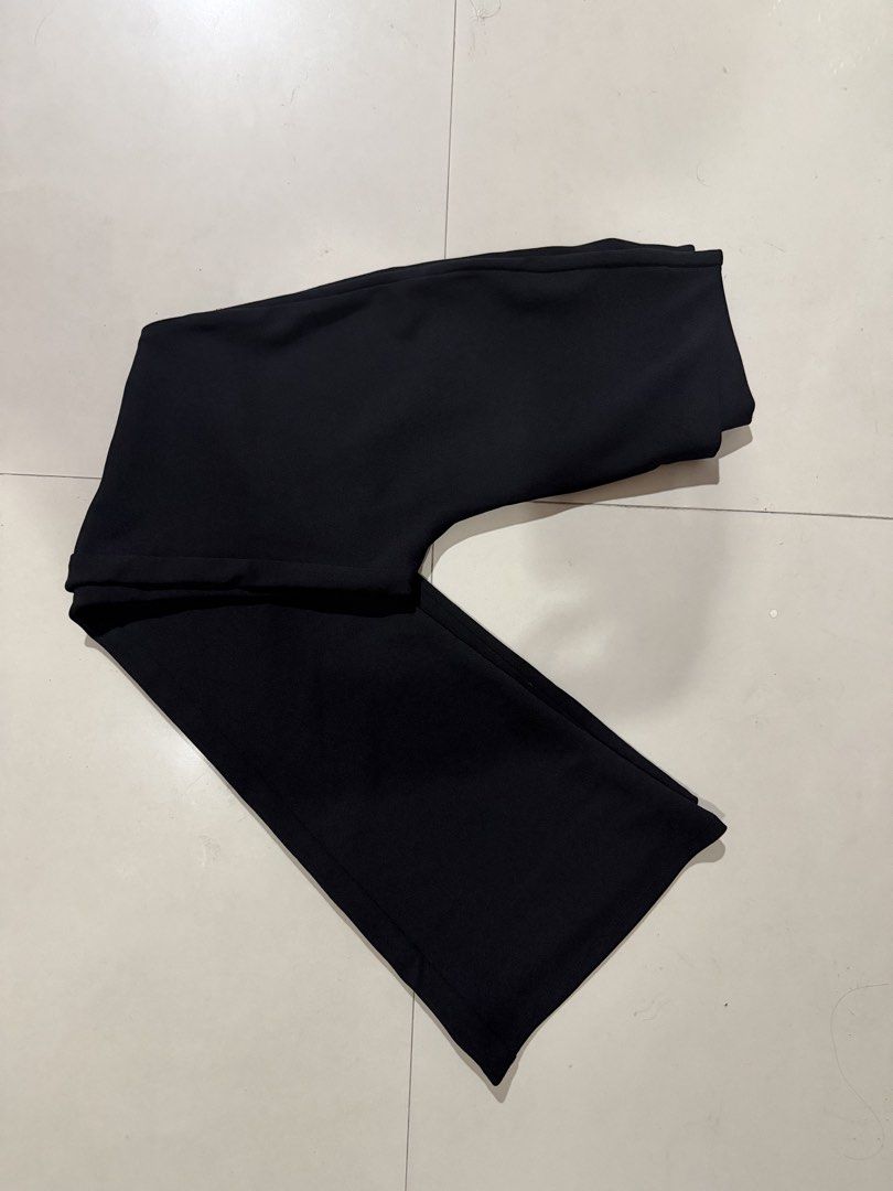 H&M Black Flare Pants Size XS (Category: Jeans) located in Paranaque City. Submitted by mryjwll (Listing ID 1469003388, Image 2). Description: - Brand: H&M - Size: XS - Style: High waist flare pants - Material: Stretchable fabric - Condition: Clean, minimal wear - Perfect everyday basic that pairs easily with tops and sneakers.