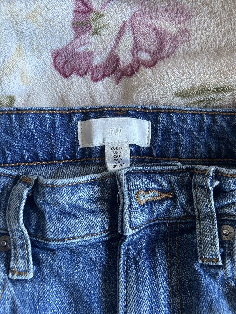 H&M Blue Flared Denim Jeans (Category: Jeans) located in Manila. Submitted by wyennzelledv (Listing ID 1468986337, Image 2). Description: Selling my H&M Bootcut High Jeans (EUR 32 / US 0) – Medium Blue Condition: Like new (once lang nasuot) RFS: malaki sakin Original Price: ~₱2,000+ Selling Price: ₱1,700 (slightly negotiable) Loc: SMDC Sun Residence, Welcome Rotonda Can meet up in UST.