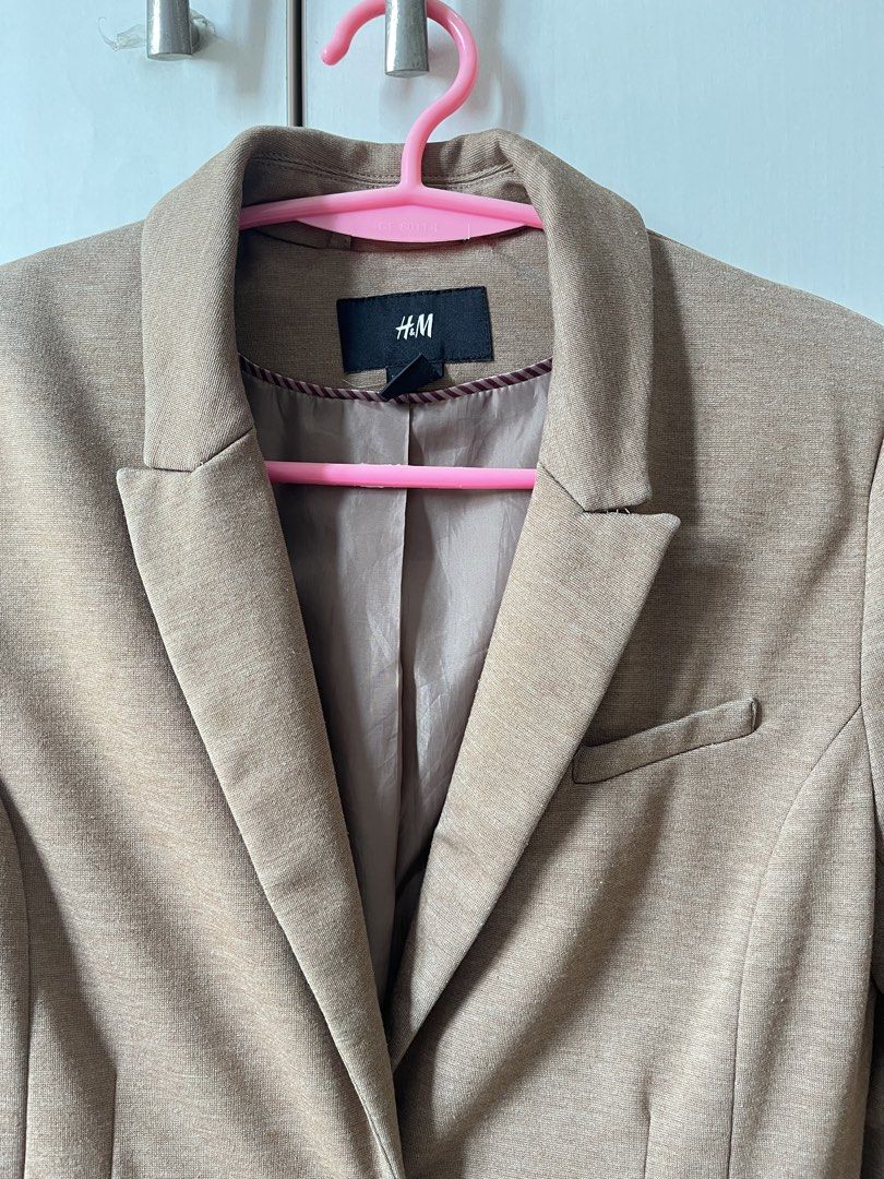 H&M brown blazer (Category: Coats, Jackets and Outerwear) located in Batangas. Submitted by alita.clo (Listing ID 1468988458, Image 2). Description: with minor signs of usage no major flaws rfs: decluttering.