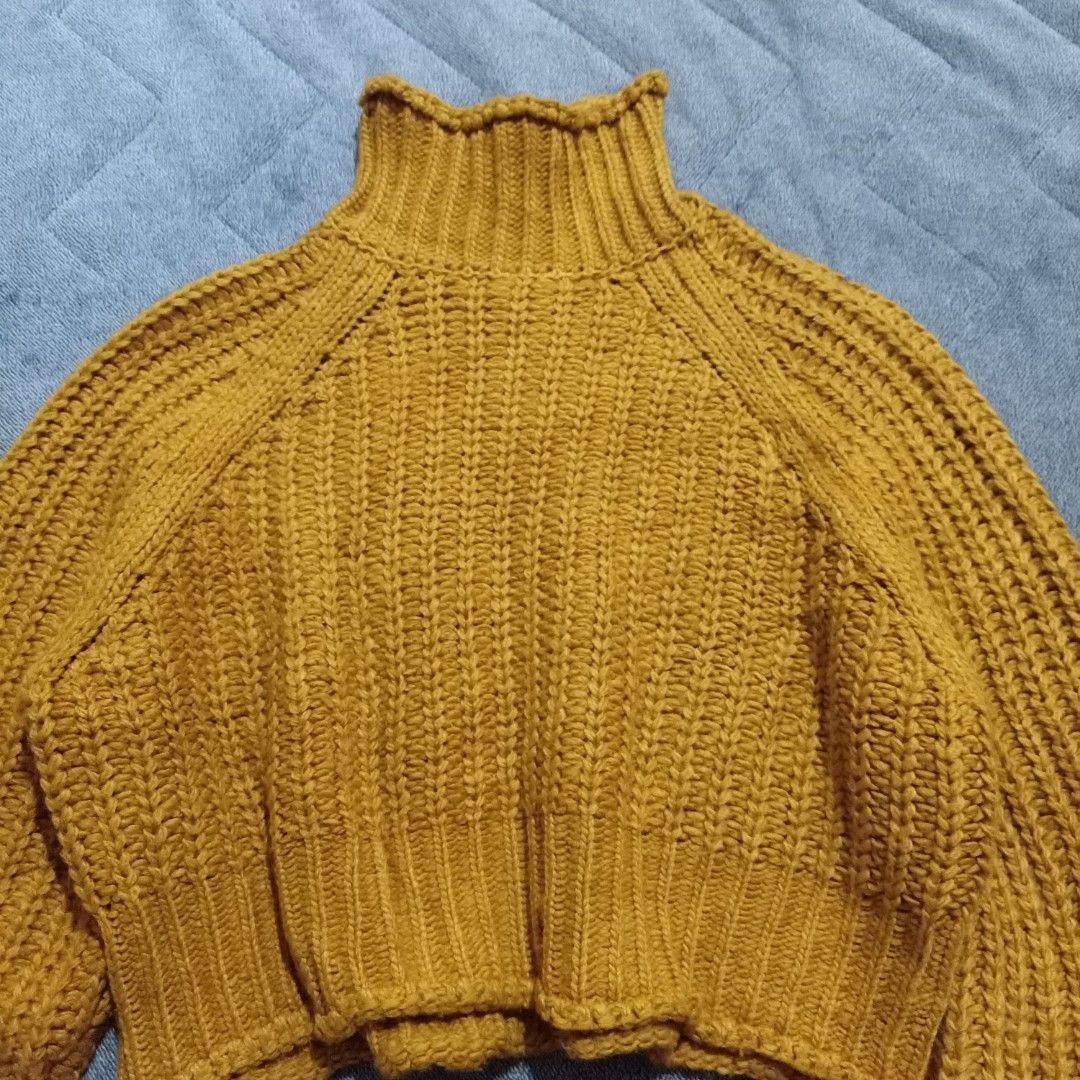 H&M Chunky Turtle Neck Sweater (Category: Longsleeves) located in Alburquerque. Submitted by thriftyssential (Listing ID 1468951281, Image 3). Description: 🌸H&M Chunky Turtle Neck Sweater 🔸Size: XSmall on tag . Fits up to Medium since size runs big 🔸 Condition: in excellent condition. No flaws . 🔸 PHP 380 only✨ 🔸 Actual color is beige ‼️FIXED PRICE FOR ITEMS ON SALE‼️ 🔸 Color may vary due to lighting 🔸 Personal preloved 🔸 No when worn pho
