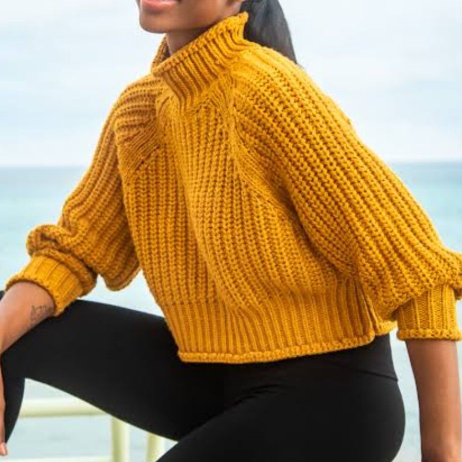 H&M Chunky Turtle Neck Sweater (Category: Longsleeves) located in Alburquerque. Submitted by thriftyssential (Listing ID 1468951281, Image 1). Description: 🌸H&M Chunky Turtle Neck Sweater 🔸Size: XSmall on tag . Fits up to Medium since size runs big 🔸 Condition: in excellent condition. No flaws . 🔸 PHP 380 only✨ 🔸 Actual color is beige ‼️FIXED PRICE FOR ITEMS ON SALE‼️ 🔸 Color may vary due to lighting 🔸 Personal preloved 🔸 No when worn pho