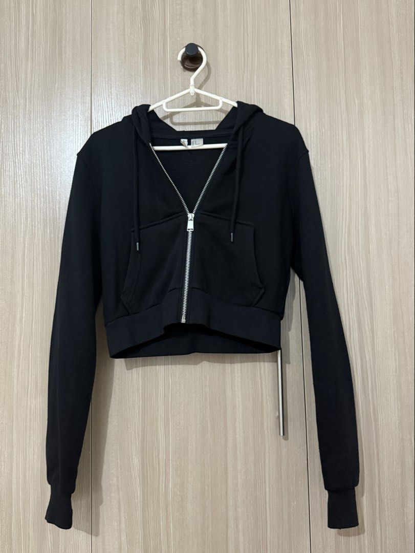 HM Cropped Jacket (Category: Coats, Jackets and Outerwear) located in San Juan City. Submitted by anbi25 (Listing ID 1469124112, Image 1). Description: Dont use anymore.