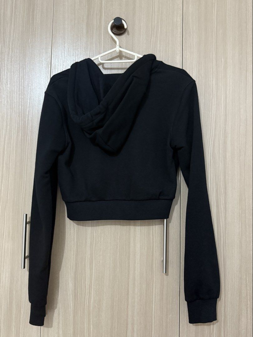 HM Cropped Jacket (Category: Coats, Jackets and Outerwear) located in San Juan City. Submitted by anbi25 (Listing ID 1469124112, Image 2). Description: Dont use anymore.