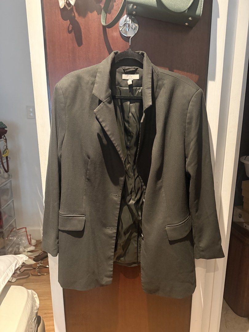 H&M Dark Green Blazer Jacket (Category: Coats, Jackets and Outerwear) located in Pasig City. Submitted by calliemanila (Listing ID 1469030757, Image 1). Description: - Brand/Style: H&M dark green tailored blazer - Fit: Tailored fit with a notched lapel - Size large • dimensions : shoulder - 17 inches, length 31 inches, waist 40 inches, arms circumference 14 inches - Delivery only no meet ups Free shipping: Total of Php 500 and above (Metro Manila