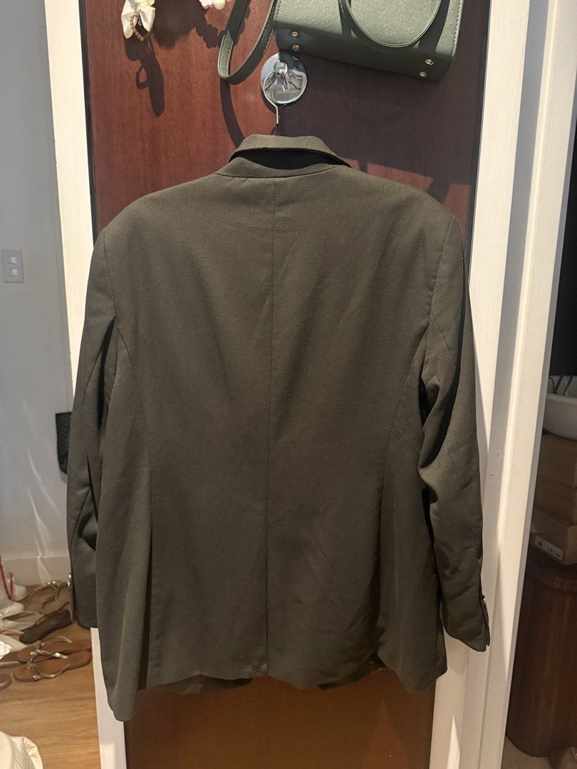 H&M Dark Green Blazer Jacket (Category: Coats, Jackets and Outerwear) located in Pasig City. Submitted by calliemanila (Listing ID 1469030757, Image 3). Description: - Brand/Style: H&M dark green tailored blazer - Fit: Tailored fit with a notched lapel - Size large • dimensions : shoulder - 17 inches, length 31 inches, waist 40 inches, arms circumference 14 inches - Delivery only no meet ups Free shipping: Total of Php 500 and above (Metro Manila