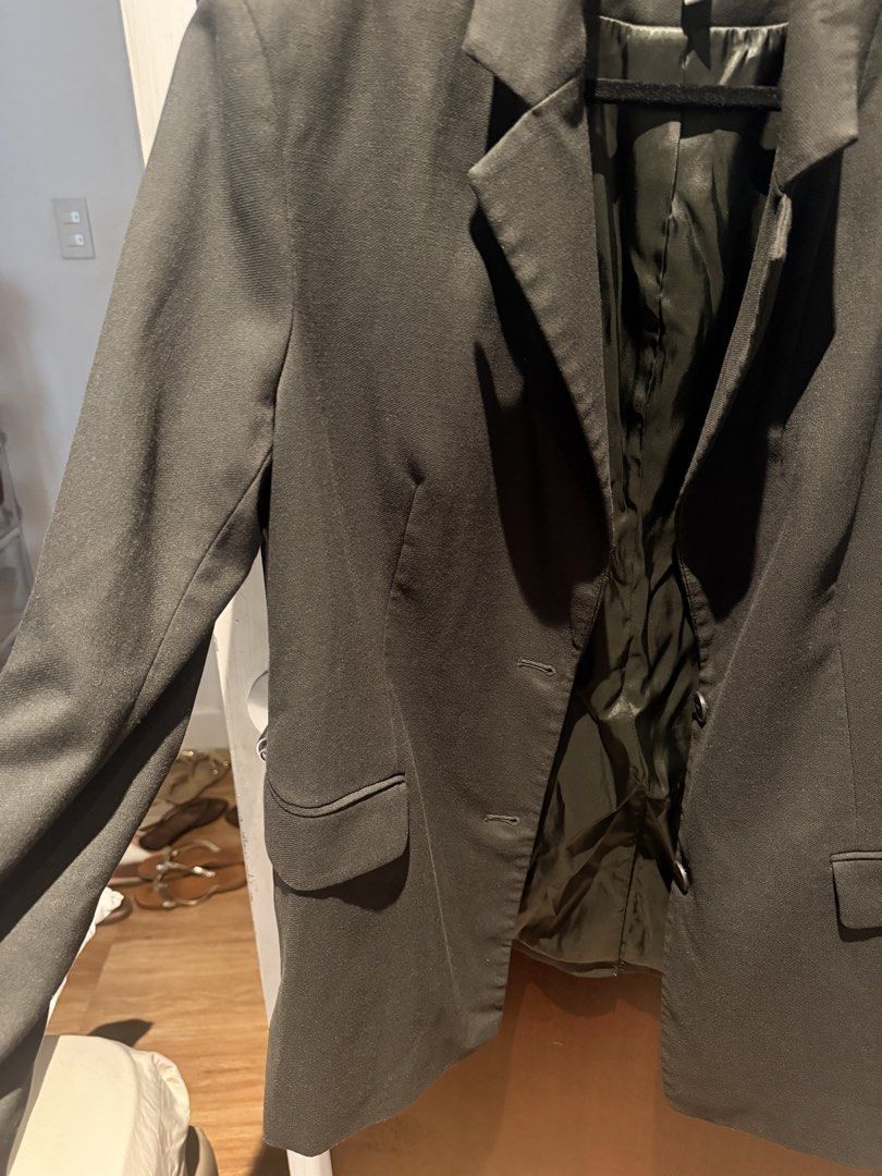 H&M Dark Green Blazer Jacket (Category: Coats, Jackets and Outerwear) located in Pasig City. Submitted by calliemanila (Listing ID 1469030757, Image 2). Description: - Brand/Style: H&M dark green tailored blazer - Fit: Tailored fit with a notched lapel - Size large • dimensions : shoulder - 17 inches, length 31 inches, waist 40 inches, arms circumference 14 inches - Delivery only no meet ups Free shipping: Total of Php 500 and above (Metro Manila