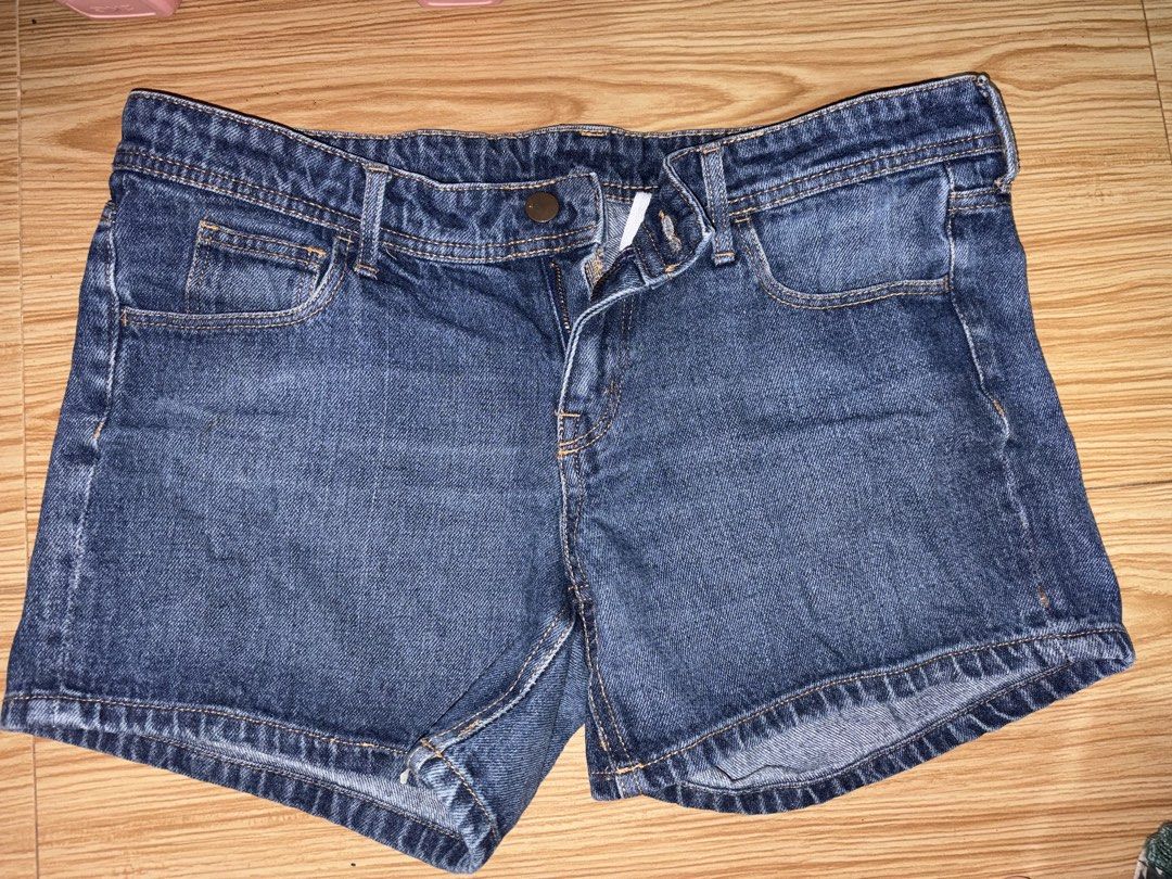 H&M Denim Shorts Blue (Category: Shorts) located in Siquijor. Submitted by yhostuff (Listing ID 1469036932, Image 1). Description: - Brand: H&M - Size: US 4 - Color: Classic blue denim with contrast orange stitching - Style: Five-pocket design with button closure and belt loops - Details: Features a tan leather-look patch on the back waistband - Condition: Excellent, ready to wear Size:L-XL RFS: Downsizing .
